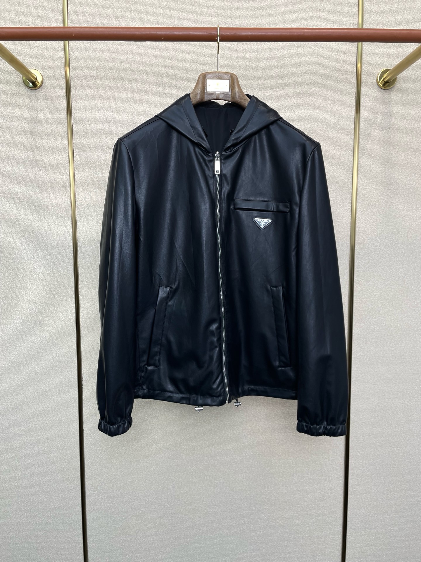 NO:599021,.Prada exclusively offers the latest autumn and winter fashionable leather jackets. Reversible design, classic design and stunningly beautiful leather jackets. The quality is impeccable and quality control allows you to buy it directly. It is a high-end product that cannot be faulted! You can feel its powerful aura through the detailed pictures. It has a remarkable effect of gathering heat and keeping warm, so you don’t have to worry about getting a little chilly! Both fashionable and functional, the whole style looks more luxurious! Size S-XL,,prada,prada,jackets & coats,leather jacket,alexander wang19860909.Prada普拉达独家专供最新秋冬时尚皮夹克.双面穿设计 经典设计与颜值爆棚的皮衣 品质更是无法挑剔品控可以直接入手,不容过错的高端臻品！通过细节图片便可感受到它强悍的气场,聚温保暖效果显著,完全不用担心会有一点寒意！时尚与功能性兼备,整款显得更加的奢华大气！ 尺码S-XL,,prada,prada,jackets & coats,leather jacket,alexander wang,Men's clothing