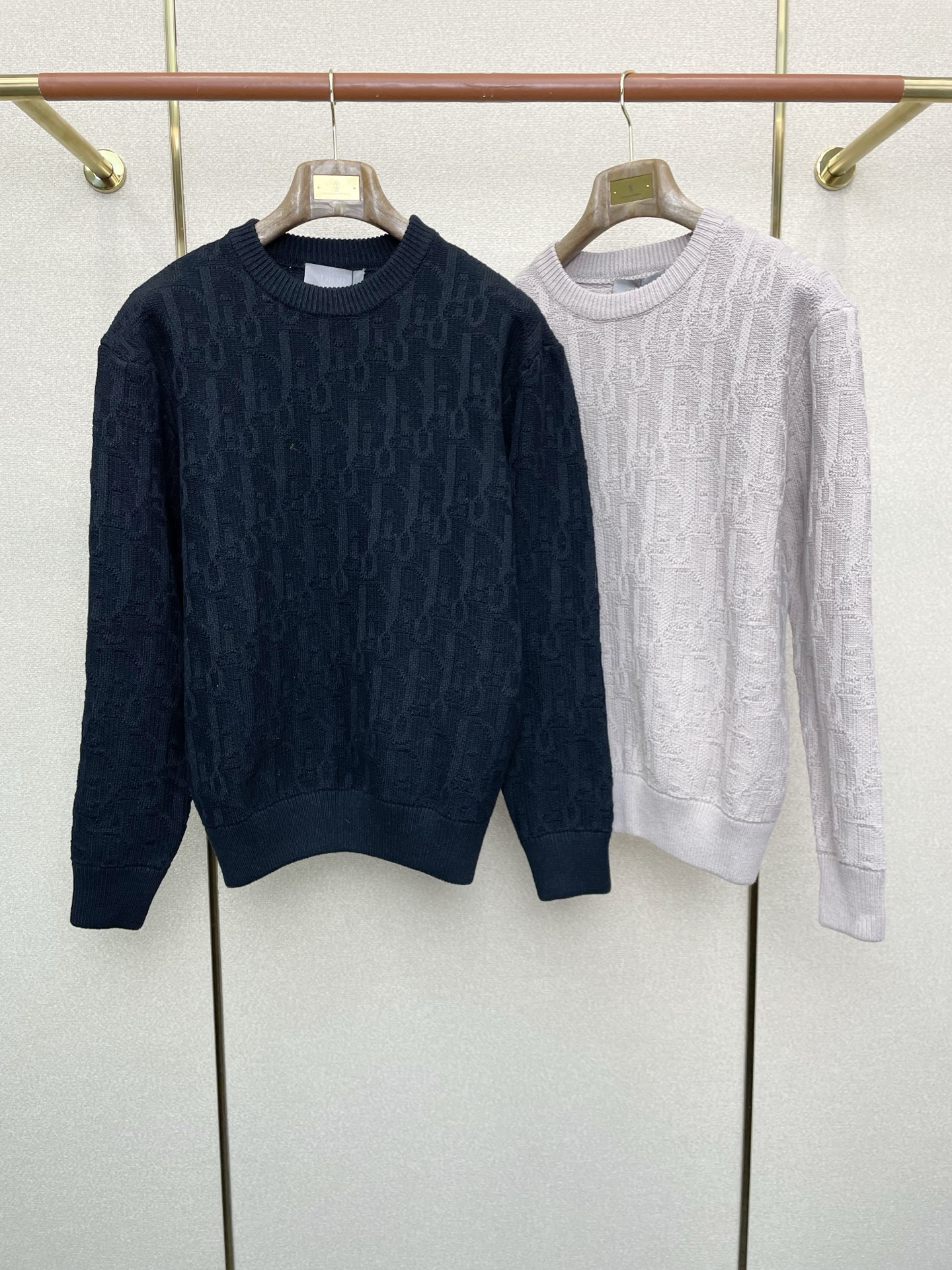 NO:598981,.Dior exclusively provides the latest autumn and winter fashionable leather sweaters. Sweaters with classic designs and stunning looks. The quality is impeccable and quality control allows you to buy it directly. It is a high-end product that cannot be faulted! You can feel its powerful aura through the detailed pictures. It has a remarkable effect of gathering heat and keeping warm, so you don’t have to worry about getting a little chilly! Both fashionable and functional, the whole style looks more luxurious! Size S-XL,,dior,dior,sweaters,alexander wang19860909.Dior迪奥独家专供最新秋冬时尚皮毛衣 经典设计与颜值爆棚的毛衣 品质更是无法挑剔品控可以直接入手,不容过错的高端臻品！通过细节图片便可感受到它强悍的气场,聚温保暖效果显著,完全不用担心会有一点寒意！时尚与功能性兼备,整款显得更加的奢华大气！ 尺码S-XL,,dior,dior,sweaters,alexander wang,Men's clothing