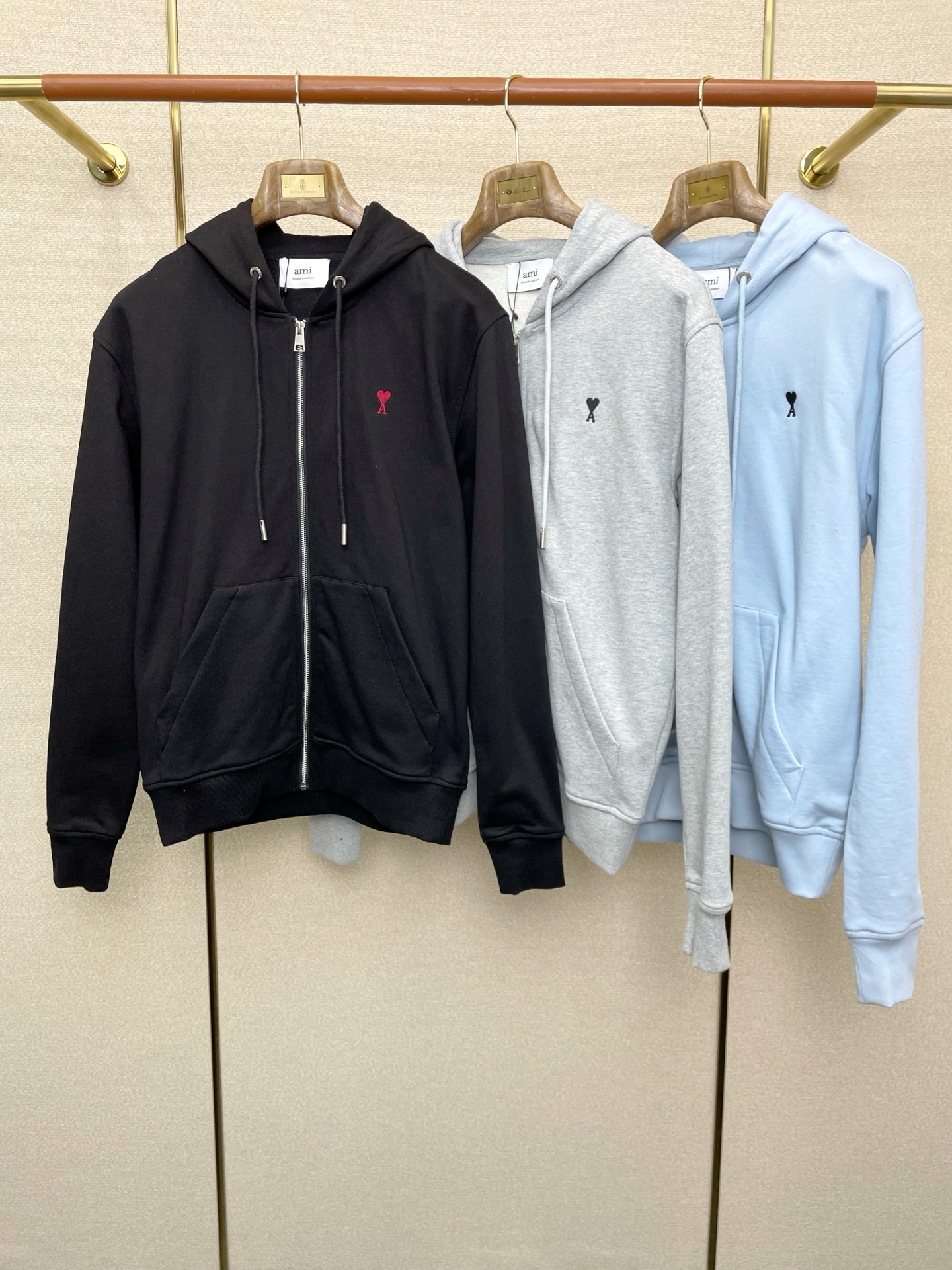 NO:598997,.AMI exclusively provides the latest fashionable hooded sweatshirt jackets. Jackets with classic designs and great looks. The quality is impeccable and quality control allows you to buy it directly. It is a high-end product that cannot be faulted! You can feel its powerful aura through the detailed pictures. It has a remarkable effect of gathering heat and keeping warm, so you don’t have to worry about getting a little chilly! Both fashionable and functional, the whole style looks more luxurious! Sizes S-XL,,amiri,hoodie,sweatshirts,jackets & coats,hats,alexander wang19860909.AMI艾米独家专供最新时尚连帽卫衣外套 经典设计与颜值爆棚的外套 品质更是无法挑剔品控可以直接入手,不容过错的高端臻品！通过细节图片便可感受到它强悍的气场,聚温保暖效果显著,完全不用担心会有一点寒意！时尚与功能性兼备,整款显得更加的奢华大气！ 尺码S-XL,,amiri,hoodie,sweatshirts,jackets & coats,hats,alexander wang,Men's clothing