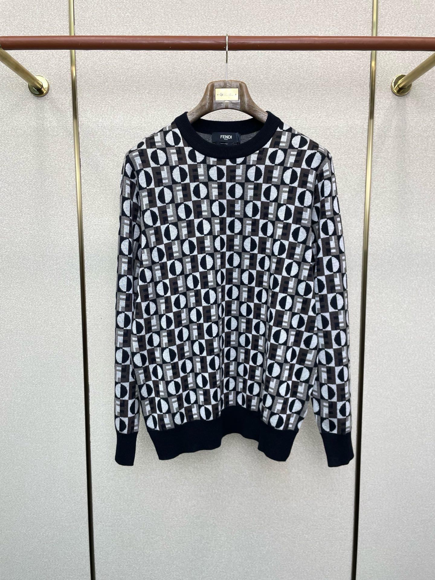 NO:598996,.FENDI Fendi exclusively provides the latest fashionable sweaters. Sweaters with classic designs and stunning looks. The quality is impeccable and quality control allows you to buy it directly. High-end products that cannot be faulted! You can feel its powerful aura through the detailed pictures. It has a remarkable effect of gathering heat and keeping warm, so you don’t have to worry about getting a little chilly! Both fashionable and functional, the whole style looks more luxurious! Size M-2XL,,fendi,fendi,sweaters,alexander wang19860909.FENDI芬迪独家专供最新时尚毛衣 经典设计与颜值爆棚的毛衣 品质更是无法挑剔品控可以直接入手,不容过错的高端臻品！通过细节图片便可感受到它强悍的气场,聚温保暖效果显著,完全不用担心会有一点寒意！时尚与功能性兼备,整款显得更加的奢华大气！ 尺码M-2XL,,fendi,fendi,sweaters,alexander wang,Men's clothing