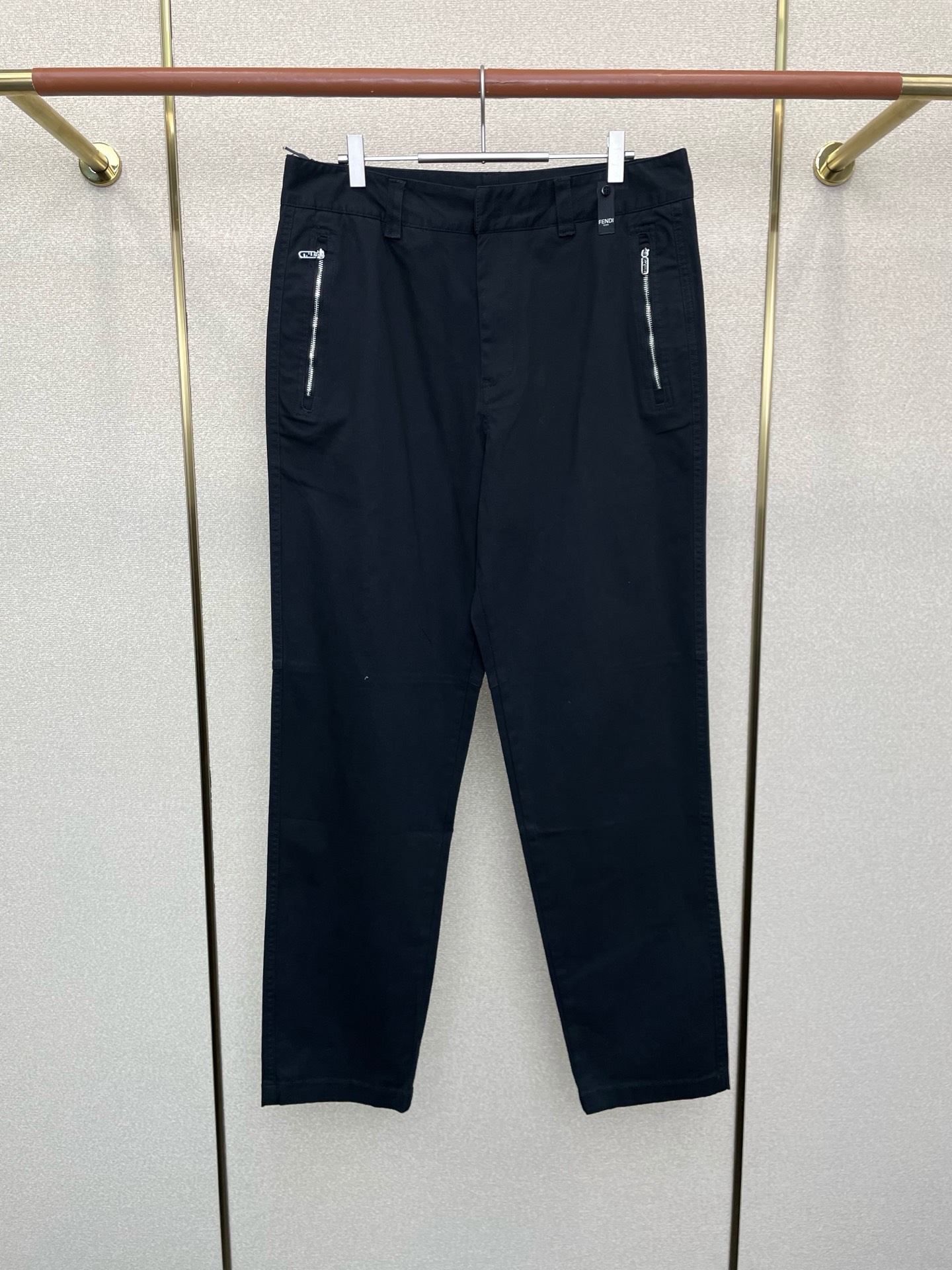 NO:598974,.FENDI Fendi exclusively offers high-end versions of new casual jeans!  Custom-made fabrics at the counter are highly breathable and comfortable, with impeccable details and brand element design concepts, reflecting high quality. It feels delicate and soft!  It presents a casual cut and the upper body shape is awesome!  Code number 48-54,,fendi,fendi,jeans,alexander wang19860909.FENDI芬迪独家专供新款休闲牛仔裤高端版本！专柜定制面料 透气舒适度高,细节无可挑剔,品牌元素设计理念,体现高品质.手感细腻柔软！呈现休闲裁剪,上身版型超赞！ 码数48-54,,fendi,fendi,jeans,alexander wang,Men's clothing