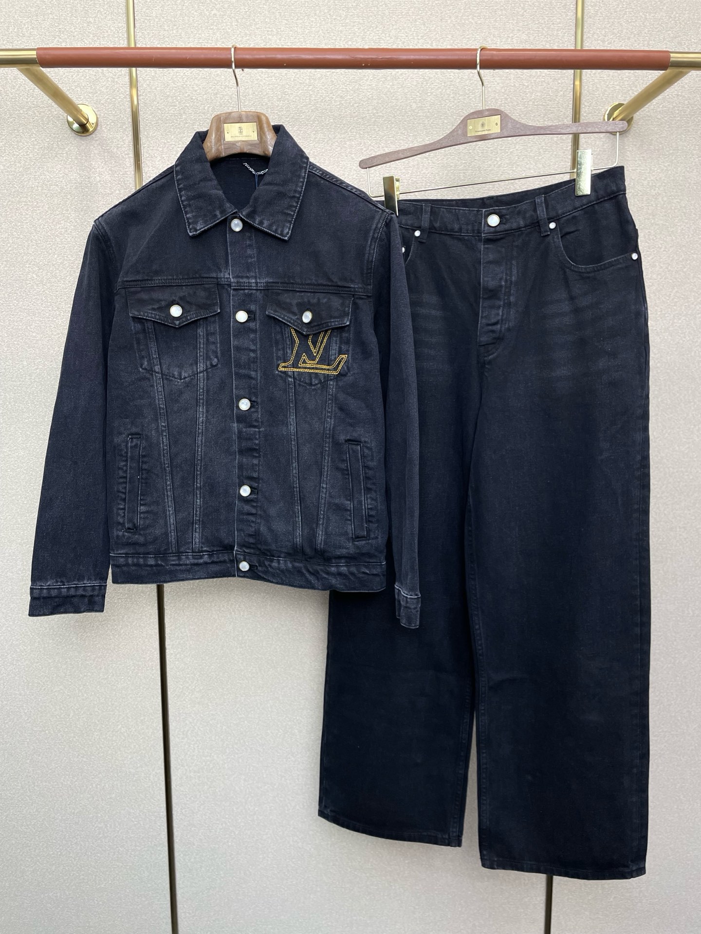 NO:599020,Jacket, trousers. Louis Vuitton exclusive denim suit of the same style in new counters, breathable, comfortable and casual!  Full of high-end feel!  The details are exquisite and high-end, and the workmanship is impeccable!  The original high-end fabric is very high-end!  The fabric is soft, delicate and comfortable, moisture-absorbent, quick-drying and breathable, neat and stylish. Sizes S-XL,, louis vuitton, louis vuitton, jackets & coats, alexander wang19860909外套、长裤.Louis Vuitton路易威登独家专供新款专柜同款牛仔套装,透气舒适休闲！高级感满满！细节精致高档,做工无可挑剔！原版高端面料很显高级！面料柔软细腻舒适 吸湿速干透气,利落有型.码数S-XL,,louis vuitton,louis vuitton,jackets & coats,alexander wang,Men's clothing