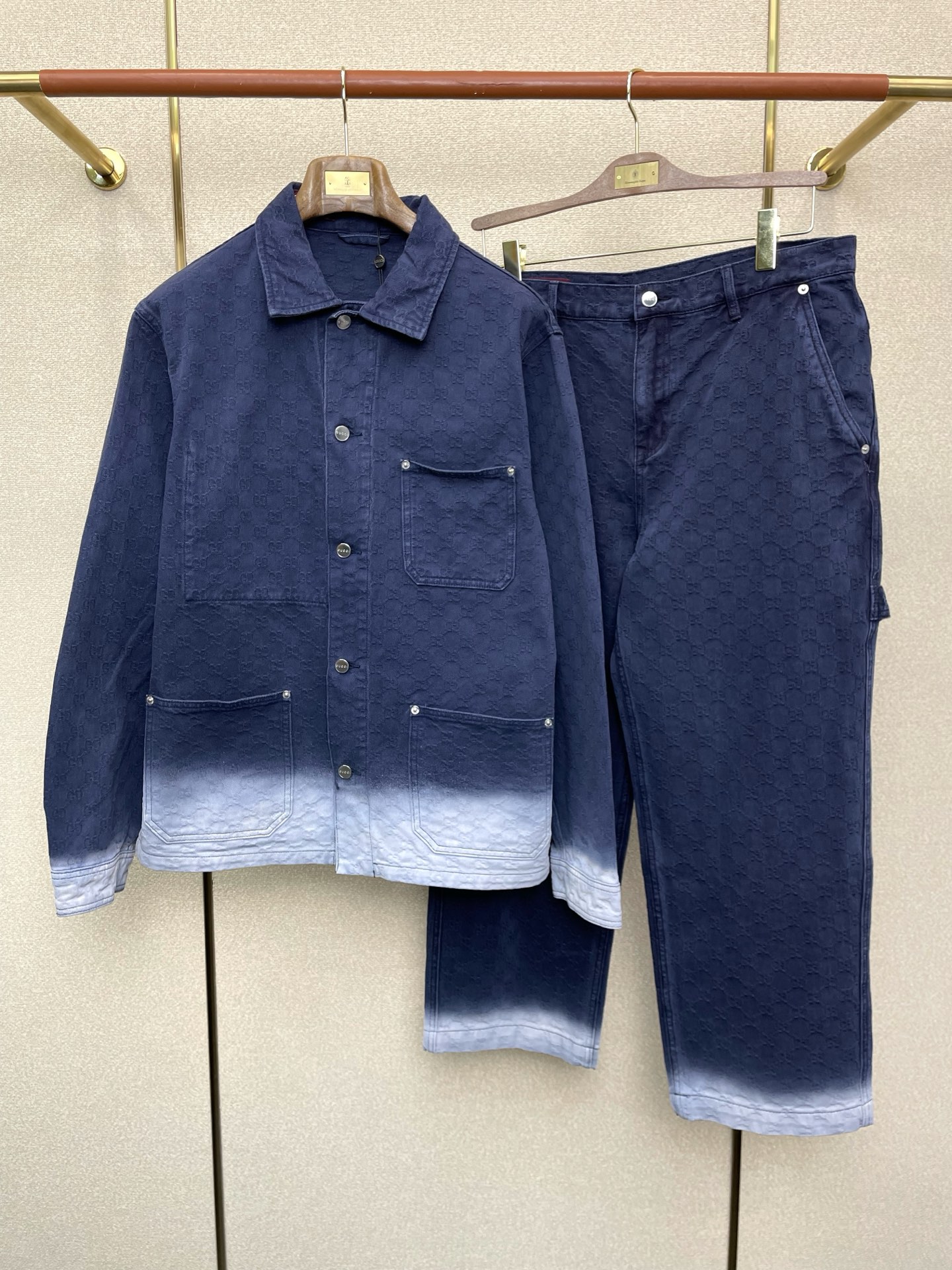 NO:599015,Jackets and trousers. Gucci exclusively offers the same style denim suits at new counters, which are breathable, comfortable and casual!  Full of high-end feel!  The details are exquisite and high-end, and the workmanship is impeccable!  The original high-end fabric is very high-end!  The fabric is soft, delicate and comfortable, moisture-absorbent, quick-drying and breathable, neat and stylish. Size S-XL,,gucci,gucci,jackets & coats,alexander wang19860909外套、长裤.Gucci古驰独家专供新款专柜同款牛仔套装,透气舒适休闲！高级感满满！细节精致高档,做工无可挑剔！原版高端面料很显高级！面料柔软细腻舒适 吸湿速干透气,利落有型.码数S-XL,,gucci,gucci,jackets & coats,alexander wang,Men's clothing