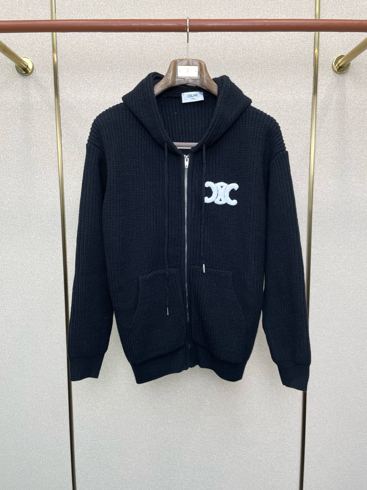 NO:599011,.CELINE exclusively sells the latest fashionable sweater jackets. Jackets with classic designs and stunning looks. The quality is impeccable and quality control allows you to buy it directly. It is a high-end product that cannot be faulted! You can feel its powerful aura through the detailed pictures. It has a remarkable effect of gathering heat and keeping warm, so you don’t have to worry about getting a little chilly! Both fashionable and functional, the whole style looks more luxurious! Size S-XL,,celine,celine,jackets & coats,sweaters,alexander wang19860909.CELINE赛琳独家专供最新时尚毛衣外套 经典设计与颜值爆棚的外套 品质更是无法挑剔品控可以直接入手,不容过错的高端臻品！通过细节图片便可感受到它强悍的气场,聚温保暖效果显著,完全不用担心会有一点寒意！时尚与功能性兼备,整款显得更加的奢华大气！ 尺码S-XL,,celine,celine,jackets & coats,sweaters,alexander wang,Men's clothing