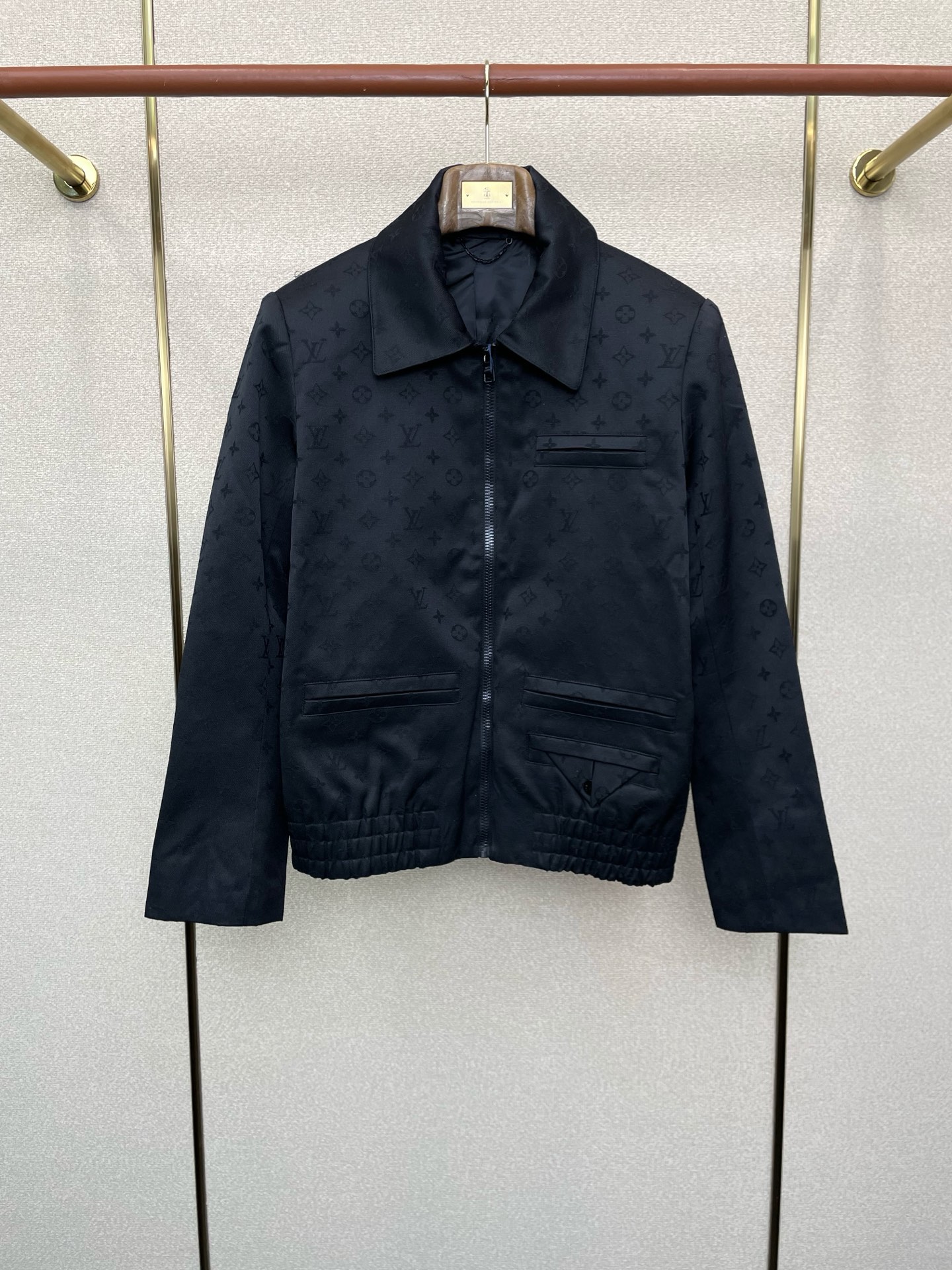 NO:599014,.Louis Vuitton exclusively provides the latest fashionable jackets. Jackets with classic designs and stunning looks. The quality is impeccable and quality control allows you to buy it directly. High-end products that cannot be faulted! You can feel its powerful aura through the detailed pictures. It has a remarkable effect of gathering heat and keeping warm, so you don’t have to worry about getting a little chilly! Both fashionable and functional, the whole style looks more luxurious! Size S-XL,,louis vuitton,louis vuitton,jackets & coats,jackets & coats,alexander wang19860909.Louis Vuitton路易威登独家专供最新时尚夹克外套 经典设计与颜值爆棚的外套 品质更是无法挑剔品控可以直接入手,不容过错的高端臻品！通过细节图片便可感受到它强悍的气场,聚温保暖效果显著,完全不用担心会有一点寒意！时尚与功能性兼备,整款显得更加的奢华大气！ 尺码S-XL,,louis vuitton,louis vuitton,jackets & coats,jackets & coats,alexander wang,Men's clothing