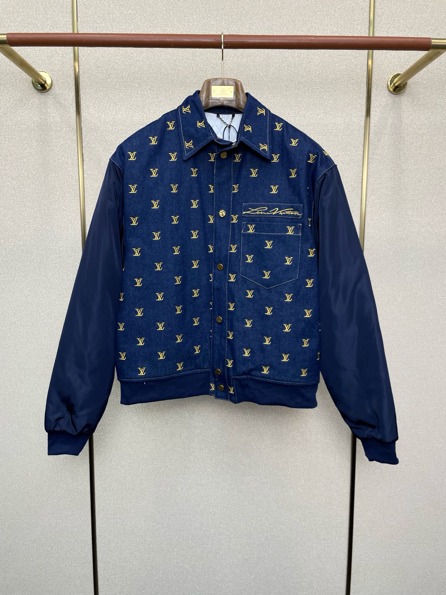 NO:599019,.Louis Vuitton exclusively provides the latest fashionable jackets and cotton coats. Jackets with classic designs and stunning looks. The quality is impeccable and quality control allows you to buy it directly. It is a high-end product that cannot be faulted! You can feel its powerful aura through the detailed pictures. It has a remarkable effect of gathering heat and keeping warm, so you don’t have to worry about getting a little chilly! Both fashionable and functional, the whole style looks more luxurious! Size S-XL,,louis vuitton,louis vuitton,jackets & coats,jackets & coats,alexander wang19860909.Louis Vuitton路易威登独家专供最新时尚夹克棉服 经典设计与颜值爆棚的外套 品质更是无法挑剔品控可以直接入手,不容过错的高端臻品！通过细节图片便可感受到它强悍的气场,聚温保暖效果显著,完全不用担心会有一点寒意！时尚与功能性兼备,整款显得更加的奢华大气！ 尺码S-XL,,louis vuitton,louis vuitton,jackets & coats,jackets & coats,alexander wang,Men's clothing