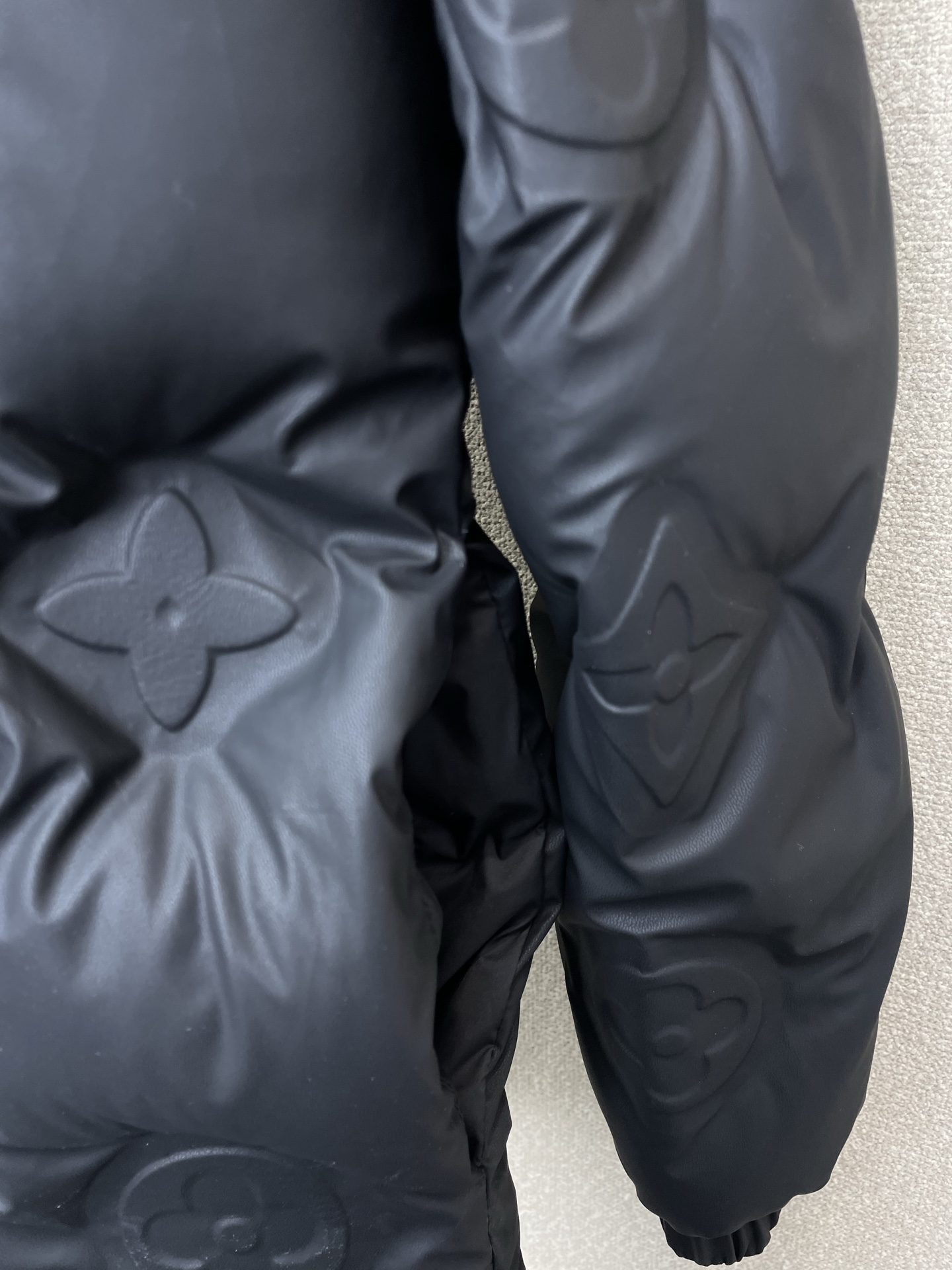 。羽绒服-Louis Vuitton路易威登💥砸锅卖铁都要上的新款！新款连帽羽绒服。贸易公司渠道稀出，降