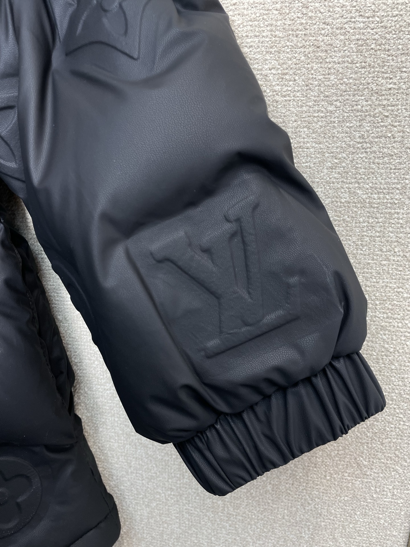 。羽绒服-Louis Vuitton路易威登💥砸锅卖铁都要上的新款！新款连帽羽绒服。贸易公司渠道稀出，降