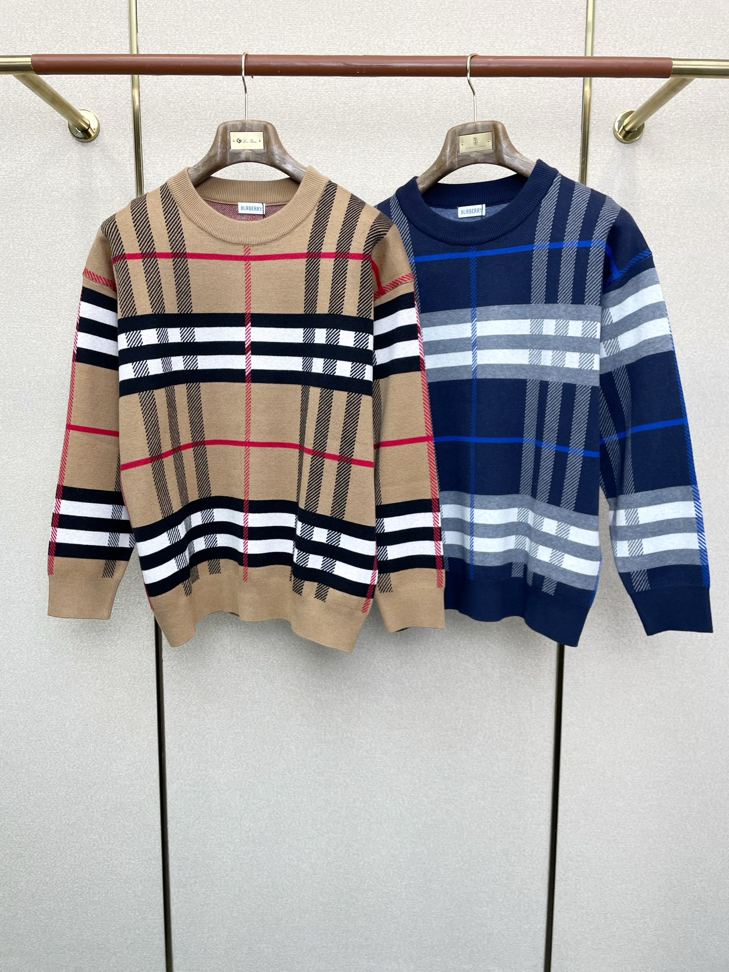 NO:613969,.Burberry’s new style is a must-have! The latest fashionable sweaters, coats with classic design and great looks. The quality is impeccable and quality control can be purchased directly. It is a high-end product that cannot be faulted! You can feel its powerful aura through the detailed pictures. It has a remarkable effect of gathering heat and keeping warm, so you don’t have to worry about getting a little chilly! Both fashionable and functional, the whole style looks more luxurious! Size M-3XL,,burberry,burberry,jackets & coats,sweaters,alexander wang19860909.Burberry巴宝莉砸锅卖铁都要上的新款！最新时尚毛衣 经典设计感与颜值爆棚的外套,品质更是无法挑剔品控可以直接入手,不容过错的高端臻品！通过细节图片便可感受到它强悍的气场,聚温保暖效果显著,完全不用担心会有一点寒意！时尚与功能性兼备,整款显得更加的奢华大气！ 尺码M-3XL,,burberry,burberry,jackets & coats,sweaters,alexander wang,Men's clothing