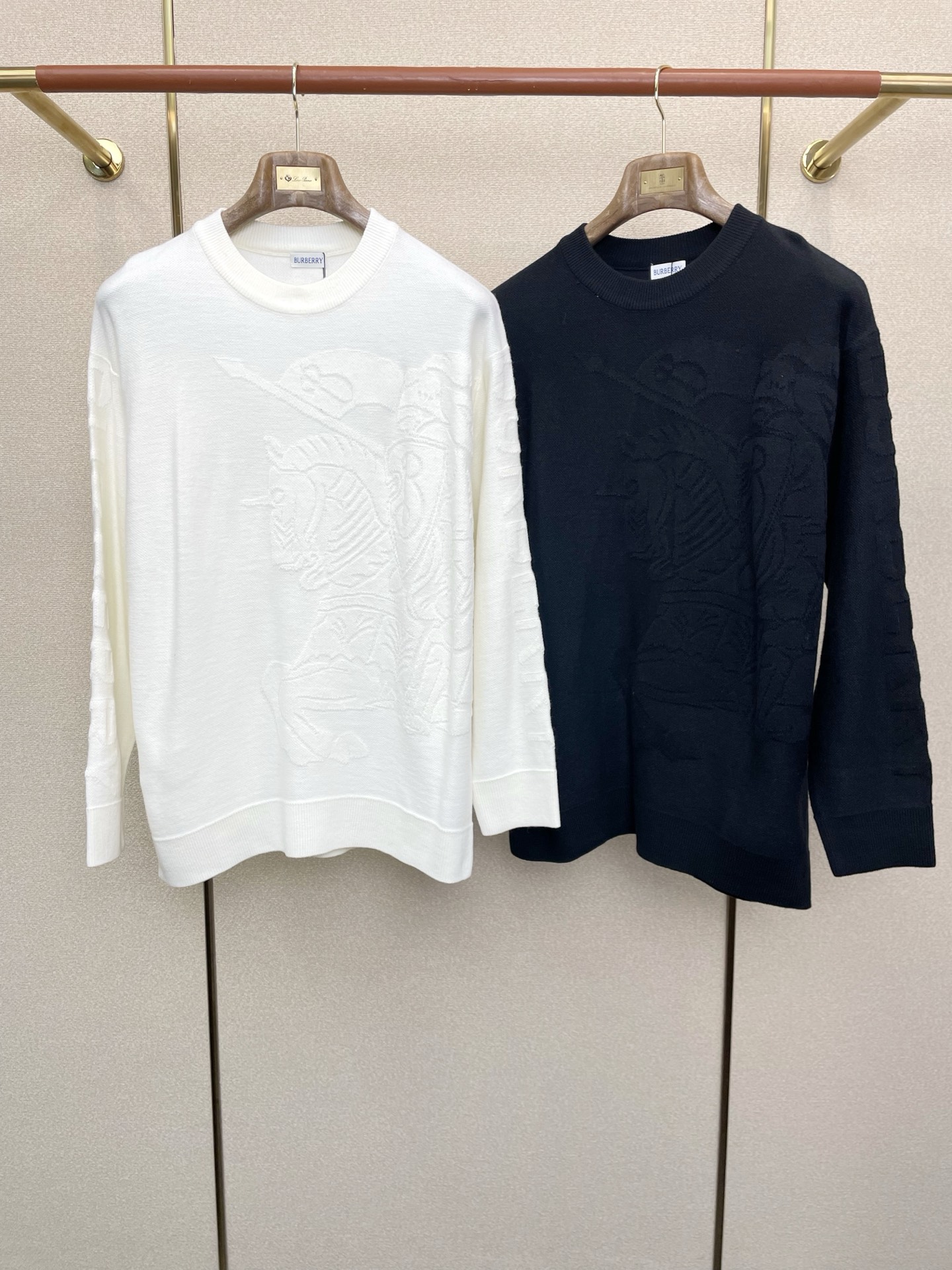 NO:613983,.Burberry’s new style is a must-have! The latest fashionable sweaters, coats with classic design and great looks. The quality is impeccable and quality control can be purchased directly. It is a high-end product that cannot be faulted! You can feel its powerful aura through the detailed pictures. It has a remarkable effect of gathering heat and keeping warm, so you don’t have to worry about getting a little chilly! Both fashionable and functional, the whole style looks more luxurious! Size M-3XL,,burberry,burberry,jackets & coats,sweaters,alexander wang19860909.Burberry巴宝莉砸锅卖铁都要上的新款！最新时尚毛衣 经典设计感与颜值爆棚的外套,品质更是无法挑剔品控可以直接入手,不容过错的高端臻品！通过细节图片便可感受到它强悍的气场,聚温保暖效果显著,完全不用担心会有一点寒意！时尚与功能性兼备,整款显得更加的奢华大气！ 尺码M-3XL,,burberry,burberry,jackets & coats,sweaters,alexander wang,Men's clothing