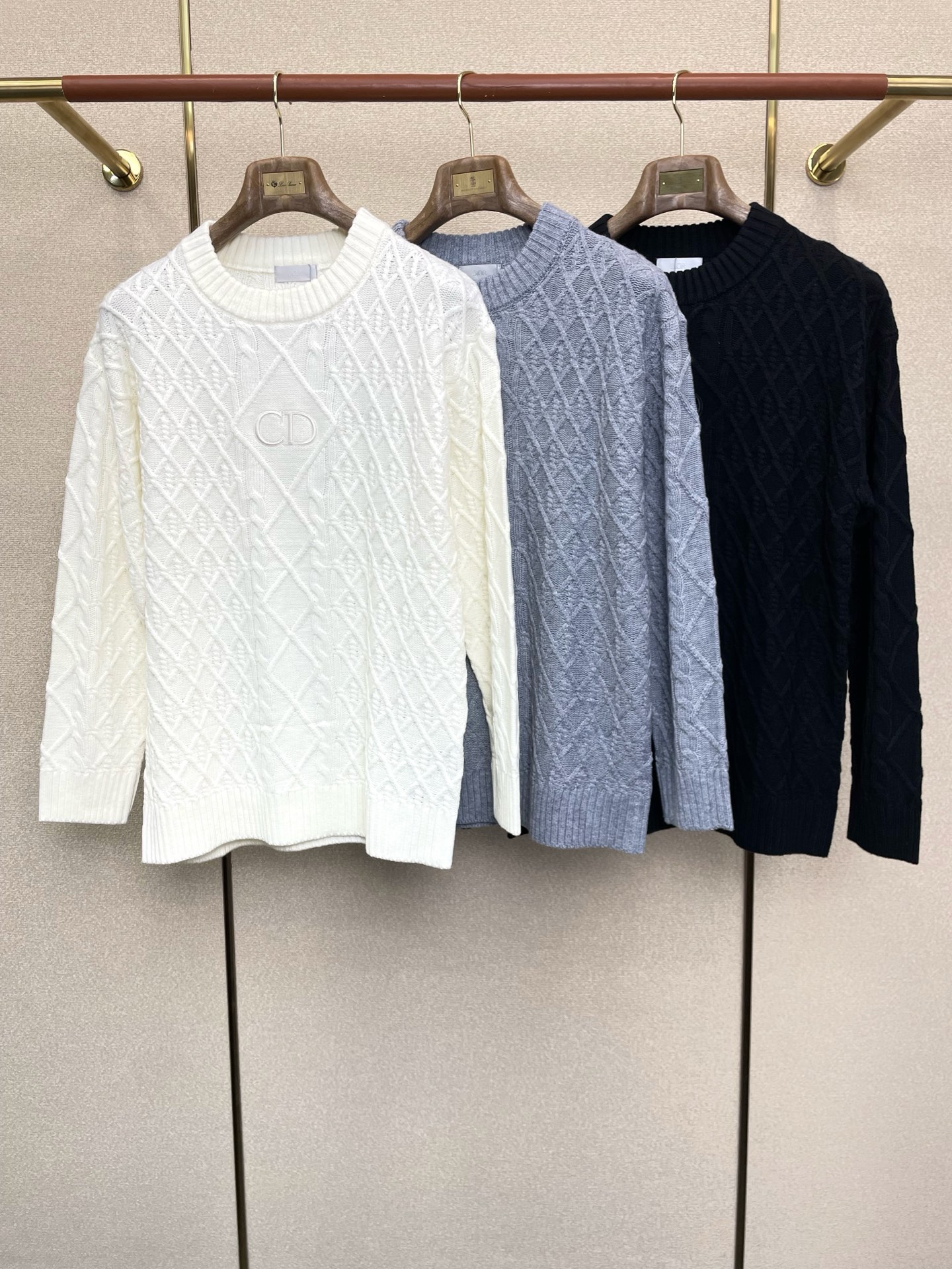 NO:613935,.Dior’s new style is a must-have! The latest fashionable sweaters, coats with classic design and great looks. The quality is impeccable and quality control can be purchased directly. It is a high-end product that cannot be faulted! You can feel its powerful aura through the detailed pictures. It has a remarkable effect of gathering heat and keeping warm, so you don’t have to worry about getting a little chilly! Both fashionable and functional, the whole style looks more luxurious! Size M-3XL,,dior,dior,jackets & coats,sweaters,alexander wang19860909.Dior迪奥砸锅卖铁都要上的新款！最新时尚毛衣 经典设计感与颜值爆棚的外套,品质更是无法挑剔品控可以直接入手,不容过错的高端臻品！通过细节图片便可感受到它强悍的气场,聚温保暖效果显著,完全不用担心会有一点寒意！时尚与功能性兼备,整款显得更加的奢华大气！ 尺码M-3XL,,dior,dior,jackets & coats,sweaters,alexander wang,Men's clothing