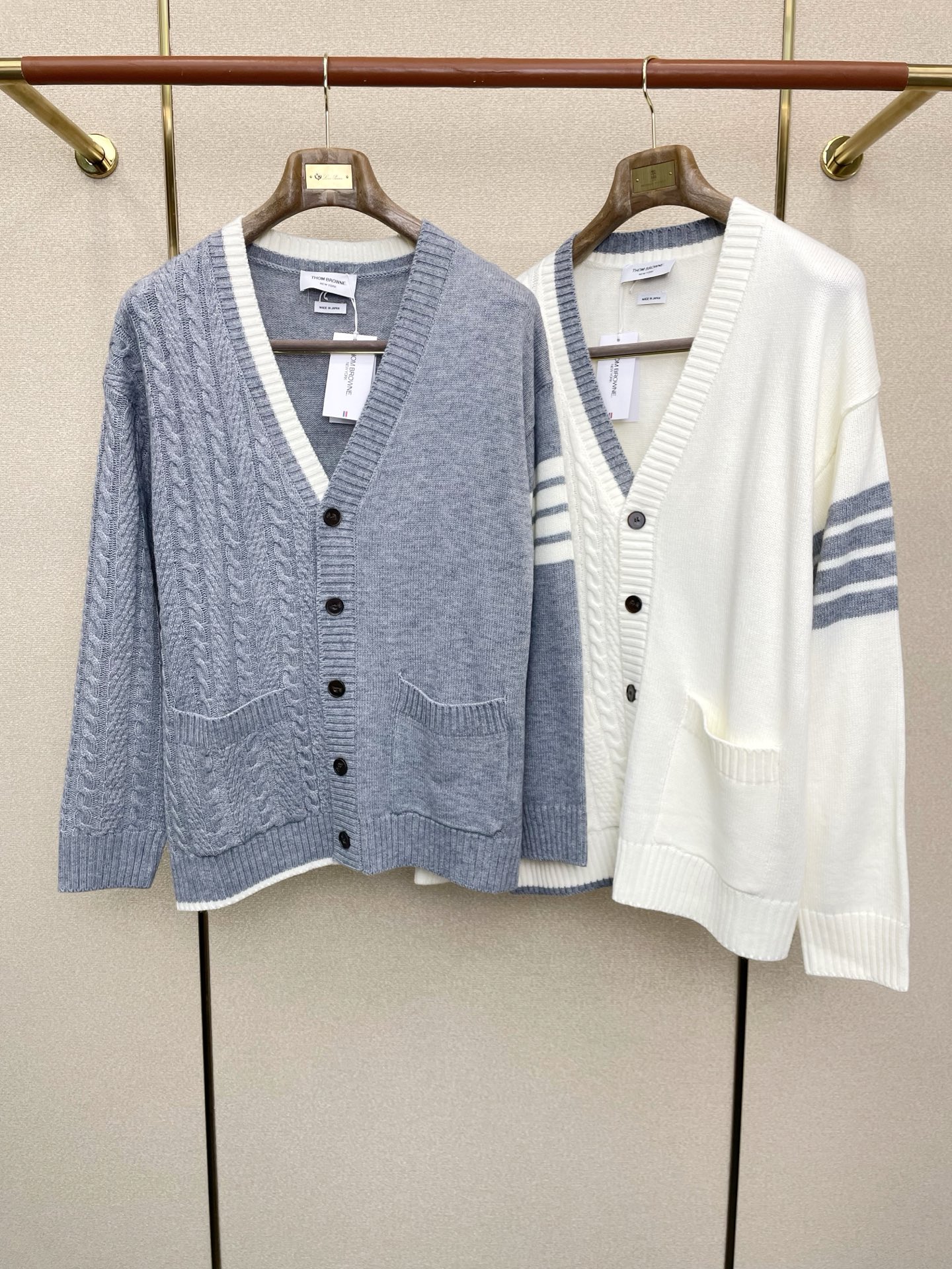 NO:613955,.Thom Browne, Thom Brown’s new style is a must-have! The latest fashionable sweater and cardigan, a coat with classic design and stunning appearance. The quality is impeccable and you can buy it directly due to quality control. It is a high-end product that cannot be faulted! You can feel its powerful aura through the detailed pictures. It has a remarkable effect of gathering heat and keeping warm, so you don’t have to worry about getting a little chilly! Both fashionable and functional, the whole style looks more luxurious! Size M-3XL,,thom browne,jackets & coats,sweaters,alexander wang19860909.Thom Browne汤姆布朗砸锅卖铁都要上的新款！最新时尚毛衣开衫 经典设计感与颜值爆棚的外套,品质更是无法挑剔品控可以直接入手,不容过错的高端臻品！通过细节图片便可感受到它强悍的气场,聚温保暖效果显著,完全不用担心会有一点寒意！时尚与功能性兼备,整款显得更加的奢华大气！ 尺码M-3XL,,thom browne,jackets & coats,sweaters,alexander wang,Men's clothing