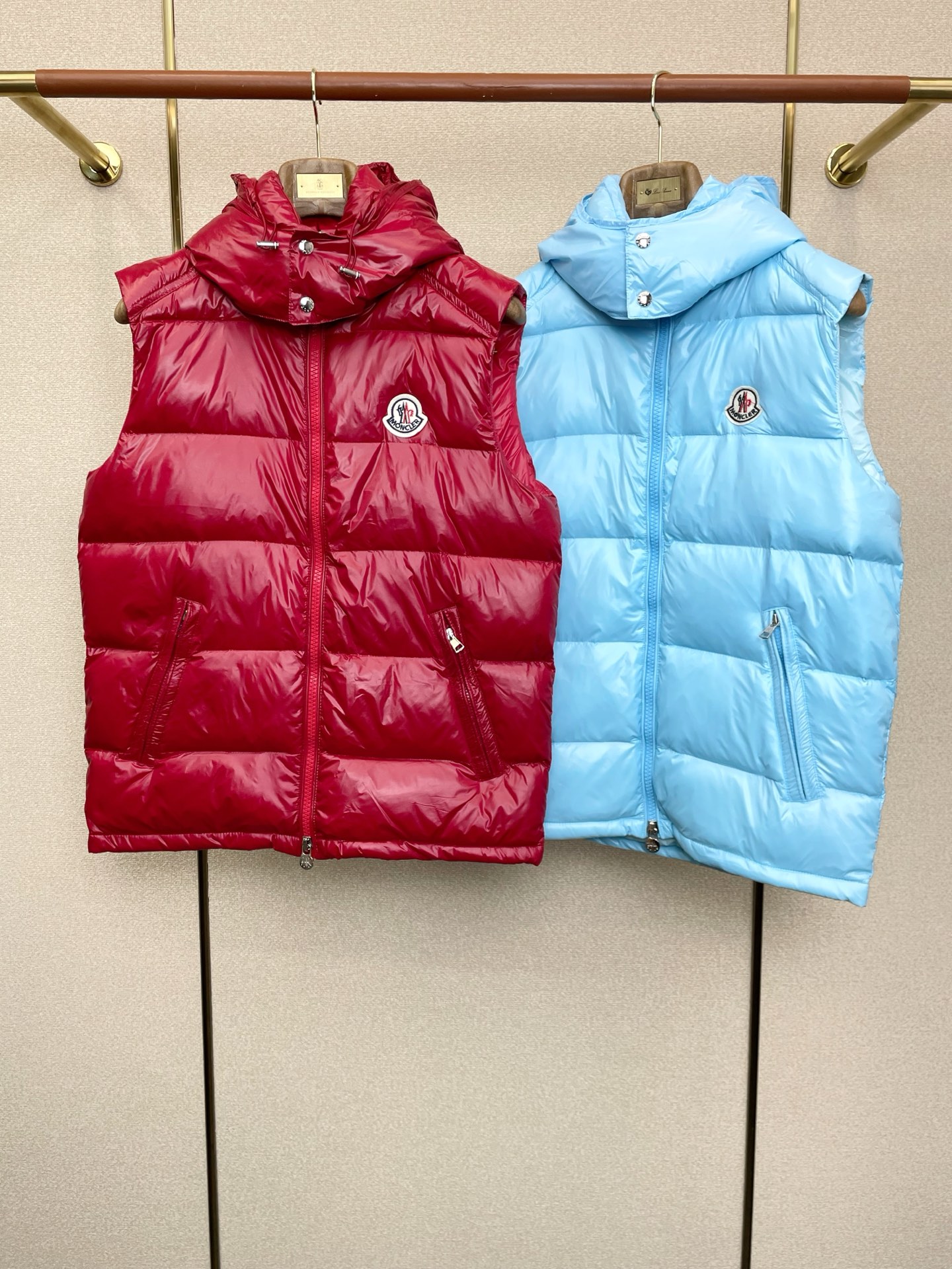 NO:613982,.Moncler’s new style is a must-have for everyone! The latest fashionable autumn and winter hooded cotton vest. A coat with a classic design and great looks. The quality is impeccable and you can buy it directly due to quality control. It is a high-end product that cannot be faulted! You can feel its powerful aura through the detailed pictures. It has a remarkable effect of gathering heat and keeping warm, so you don’t have to worry about getting a little chilly! Both fashionable and functional, the whole style looks more luxurious! Size M-3XL,,Moncler,jackets & coats,hats,alexander wang19860909.Moncler蒙口砸锅卖铁都要上的新款！最新时尚秋冬连帽棉服马甲 经典设计感与颜值爆棚的外套,品质更是无法挑剔品控可以直接入手,不容过错的高端臻品！通过细节图片便可感受到它强悍的气场,聚温保暖效果显著,完全不用担心会有一点寒意！时尚与功能性兼备,整款显得更加的奢华大气！ 尺码M-3XL,,Moncler,jackets & coats,hats,alexander wang,Men's clothing