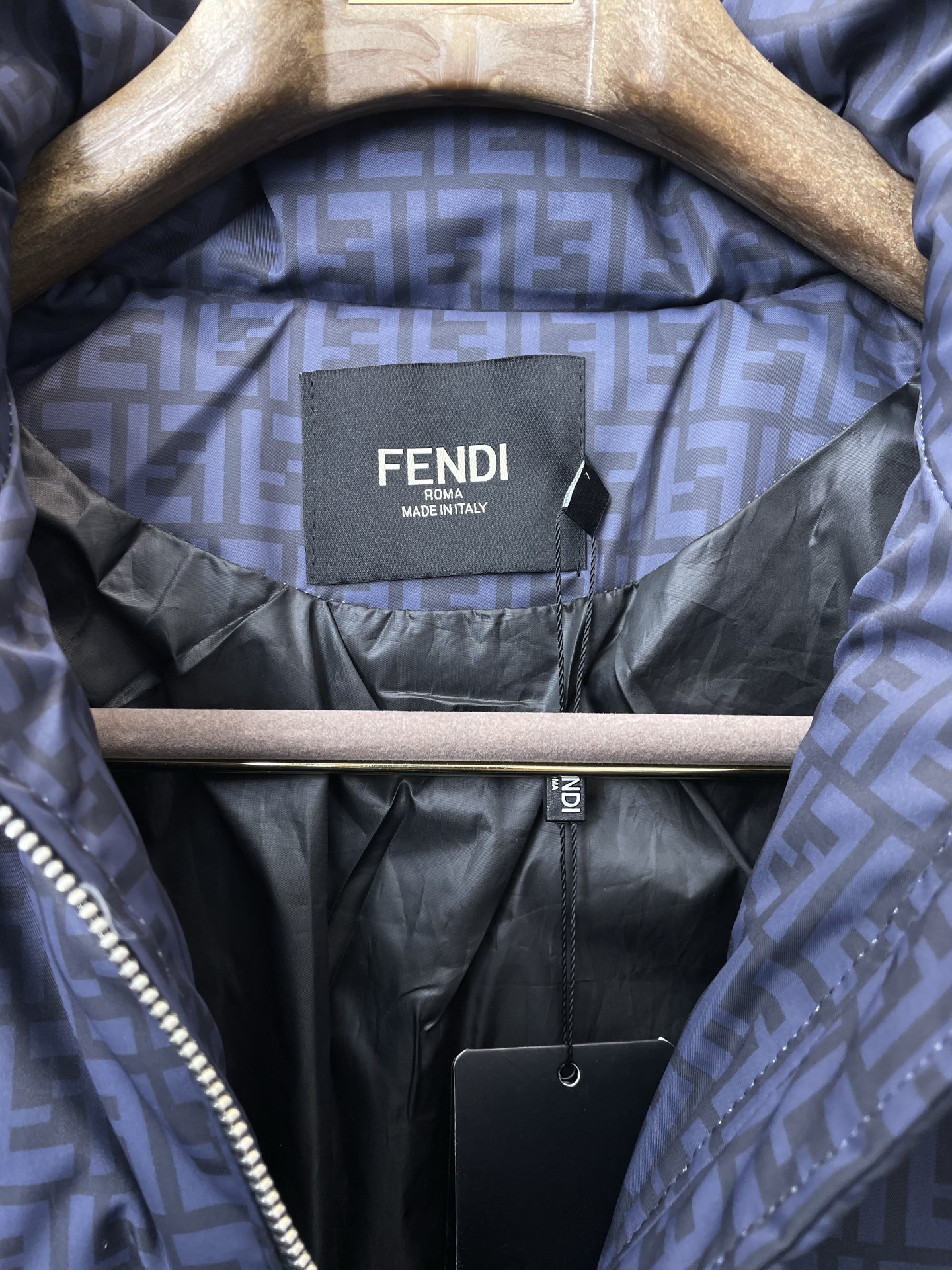 。羽绒服-FENDI芬迪💥砸锅卖铁都要上的新款！最新时尚秋冬羽绒服。经典设计感与颜值爆棚的外套，品质更是