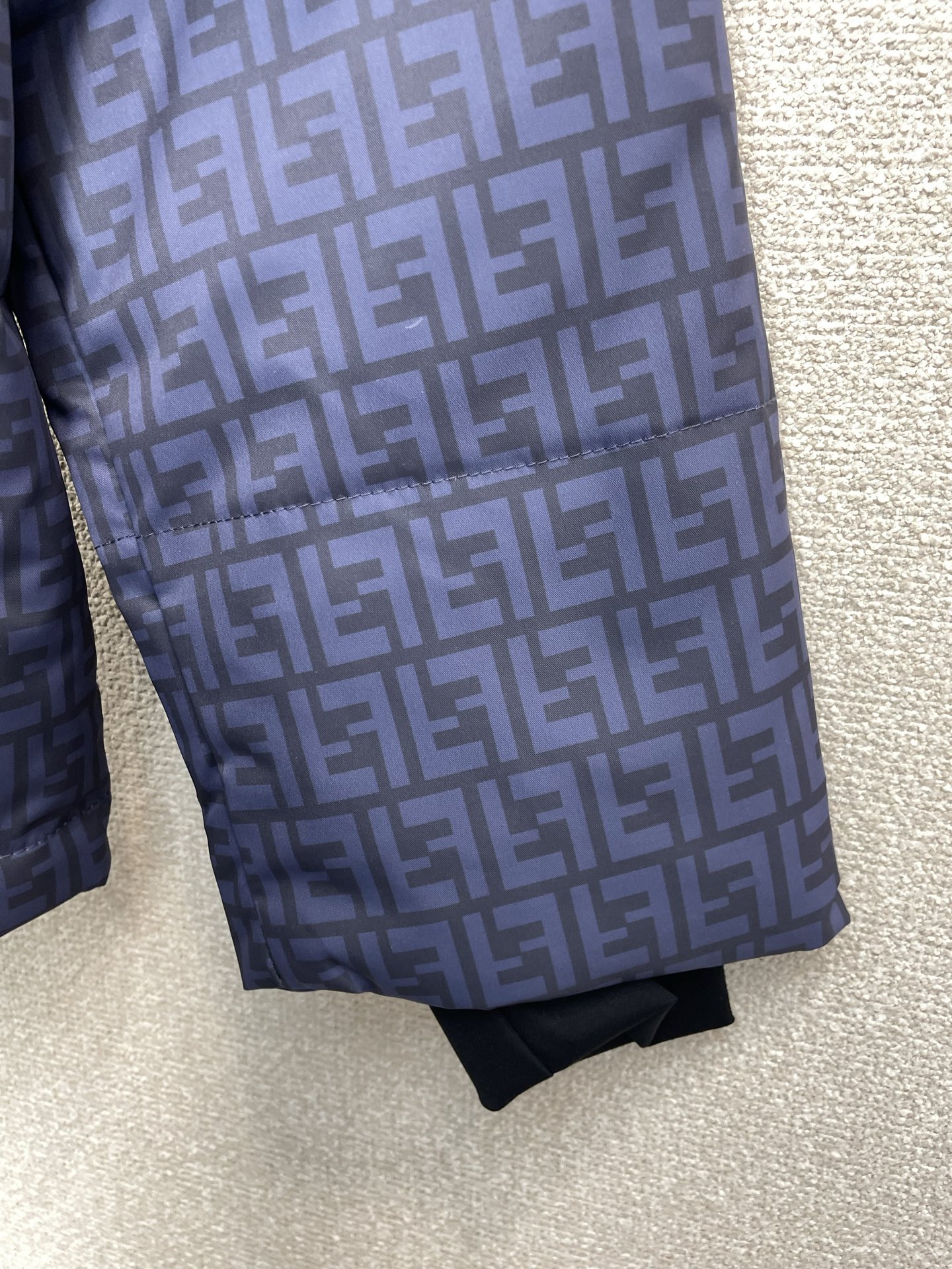 。羽绒服-FENDI芬迪💥砸锅卖铁都要上的新款！最新时尚秋冬羽绒服。经典设计感与颜值爆棚的外套，品质更是