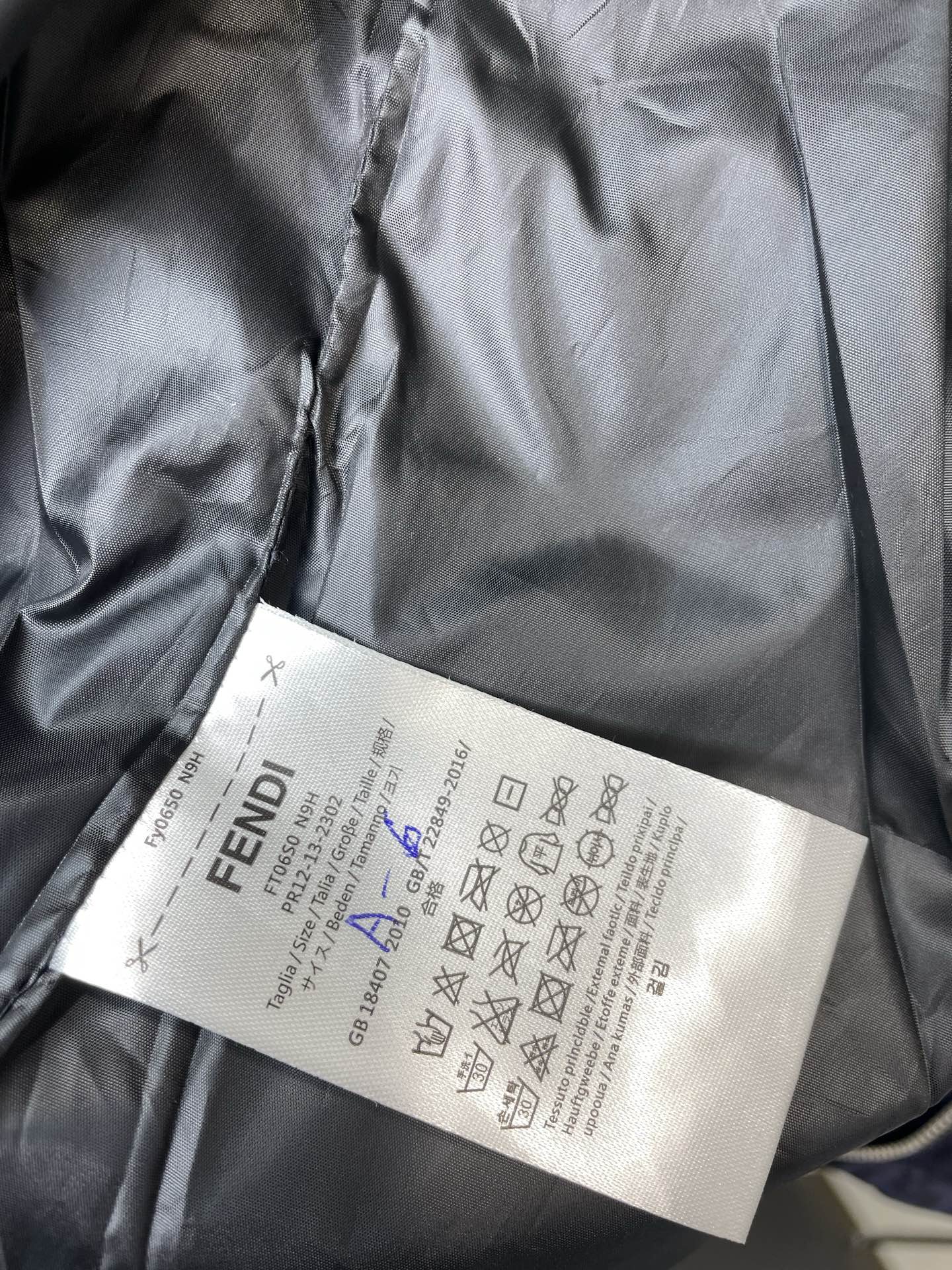 。羽绒服-FENDI芬迪💥砸锅卖铁都要上的新款！最新时尚秋冬羽绒服。经典设计感与颜值爆棚的外套，品质更是