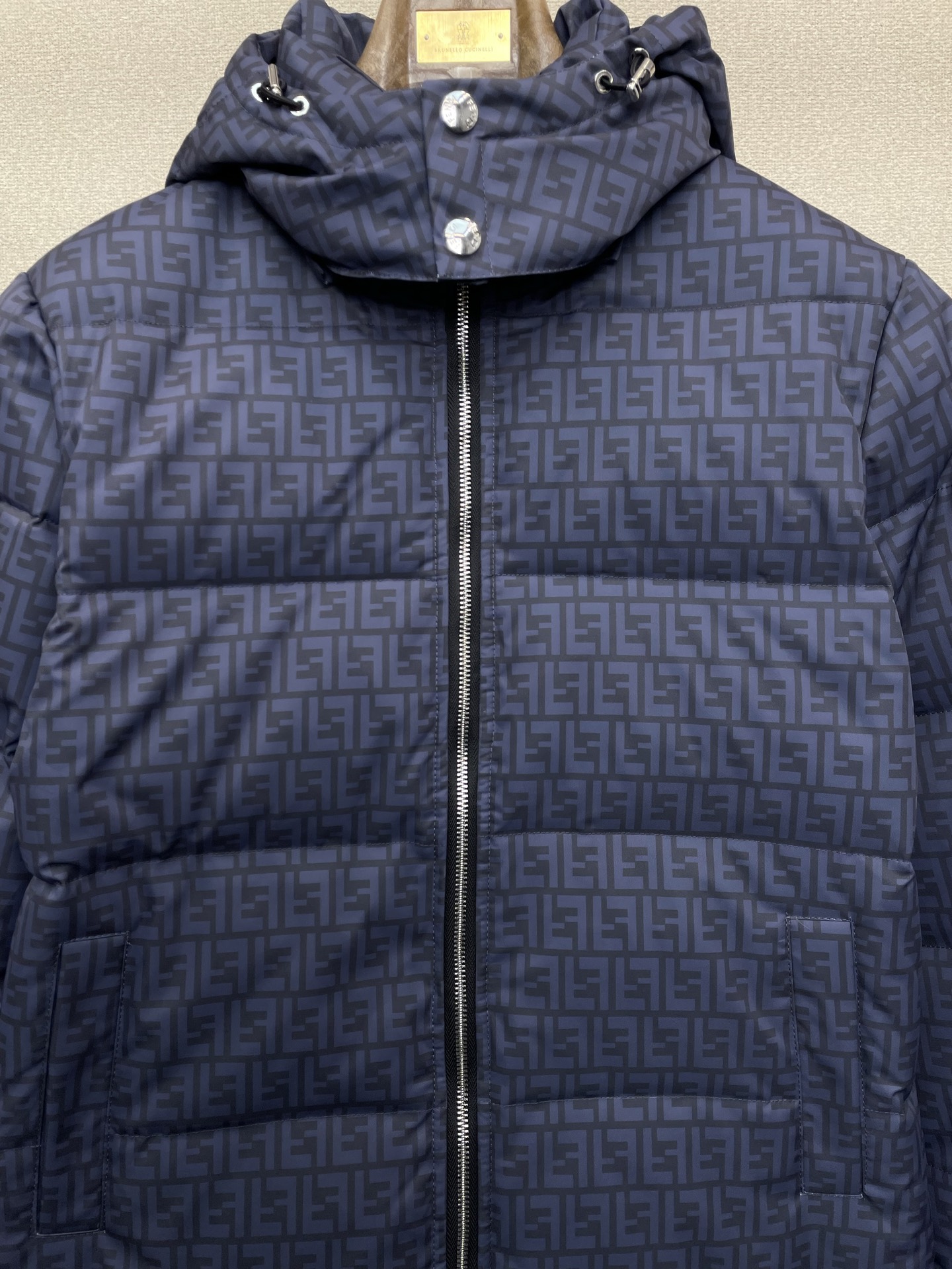 。羽绒服-FENDI芬迪💥砸锅卖铁都要上的新款！最新时尚秋冬羽绒服。经典设计感与颜值爆棚的外套，品质更是