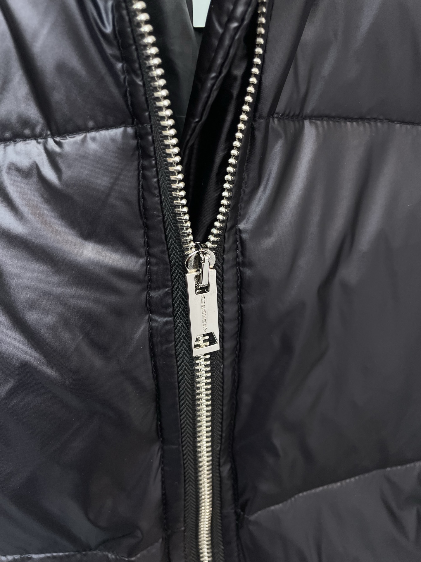 。羽绒服-BURBERRY巴宝莉💥砸锅卖铁都要上的新款！最新时尚秋冬羽绒服。经典设计感与颜值爆棚的外套，