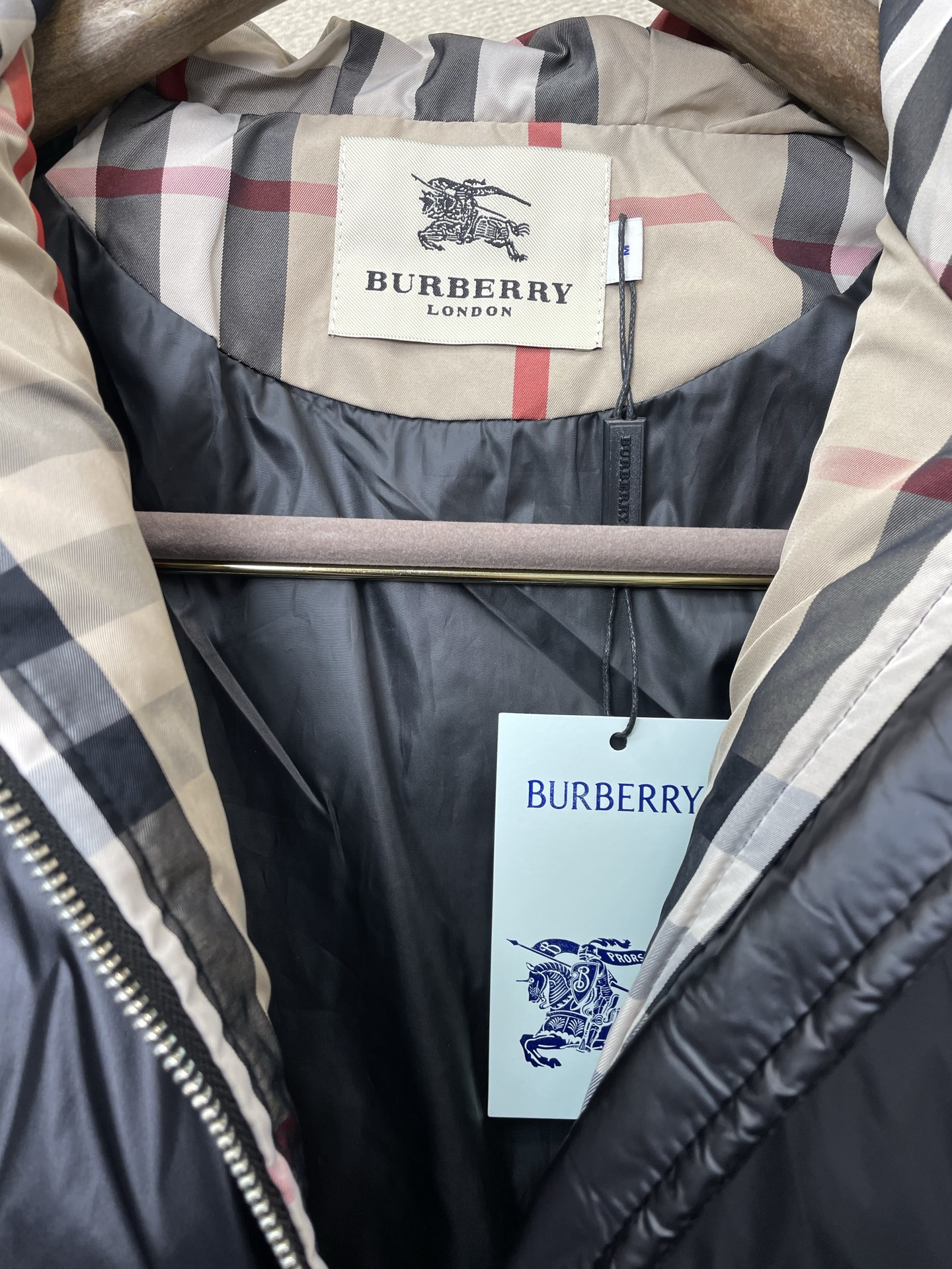 。羽绒服-BURBERRY巴宝莉💥砸锅卖铁都要上的新款！最新时尚秋冬羽绒服。经典设计感与颜值爆棚的外套，