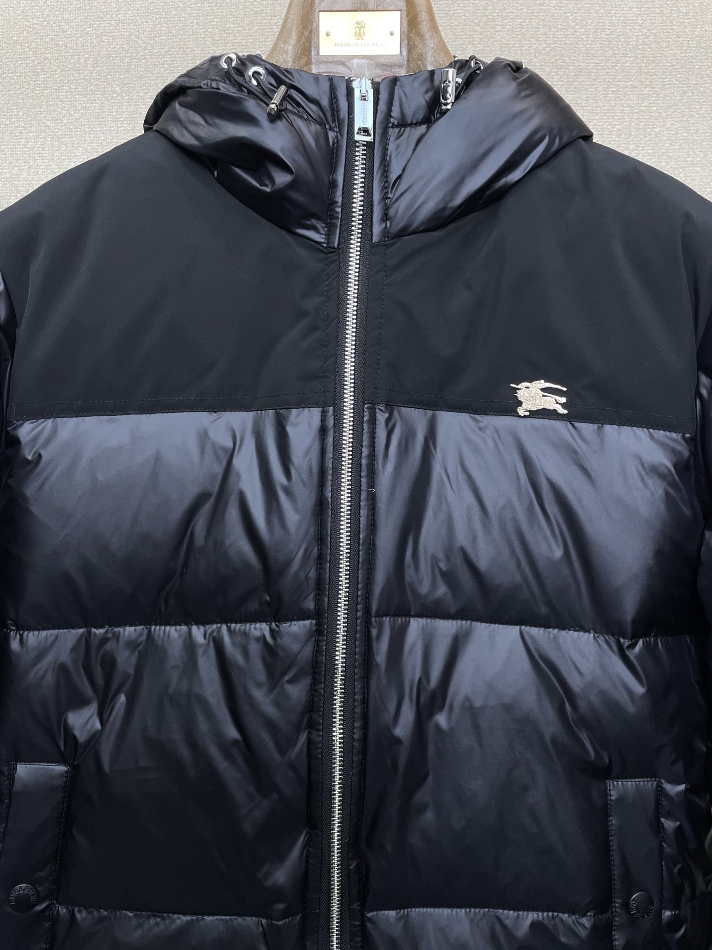 。羽绒服-BURBERRY巴宝莉💥砸锅卖铁都要上的新款！最新时尚秋冬羽绒服。经典设计感与颜值爆棚的外套，