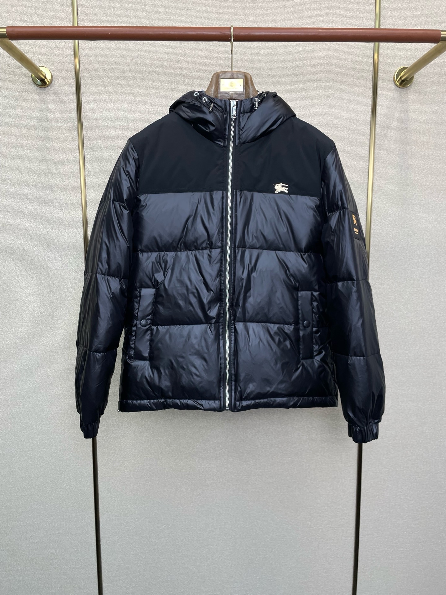 。羽绒服-BURBERRY巴宝莉💥砸锅卖铁都要上的新款！最新时尚秋冬羽绒服。经典设计感与颜值爆棚的外套，