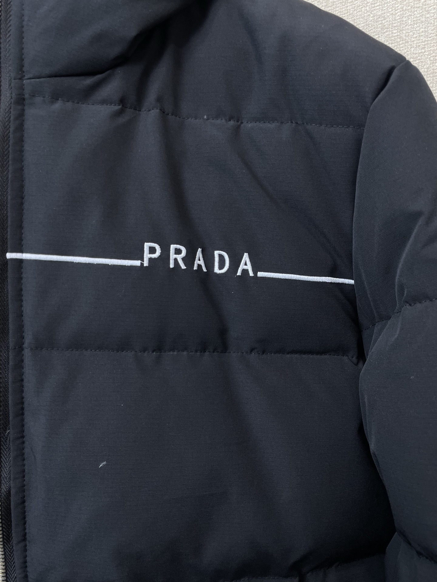 。羽绒服- Prada普拉达💥砸锅卖铁都要上的新款！最新时尚秋冬羽绒服。经典设计感与颜值爆棚的外套，品质