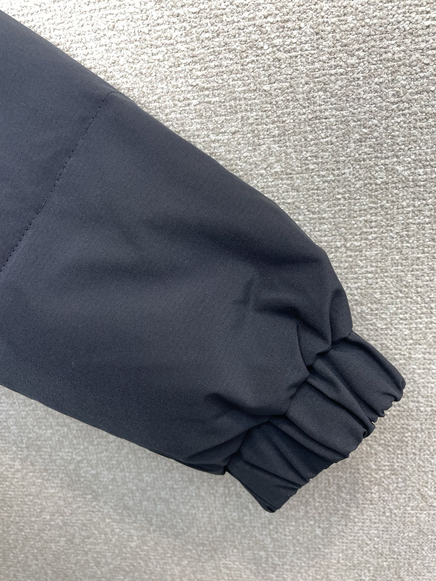 。羽绒服- Prada普拉达💥砸锅卖铁都要上的新款！最新时尚秋冬羽绒服。经典设计感与颜值爆棚的外套，品质