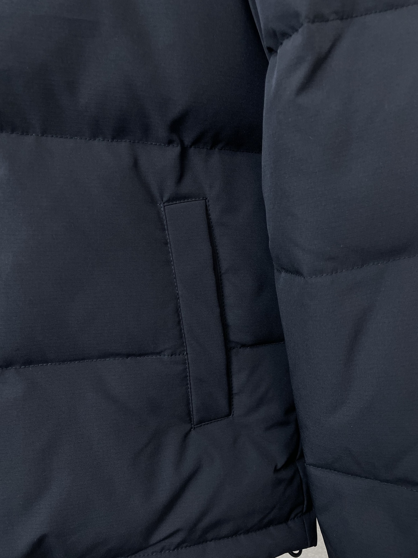 。羽绒服- Prada普拉达💥砸锅卖铁都要上的新款！最新时尚秋冬羽绒服。经典设计感与颜值爆棚的外套，品质