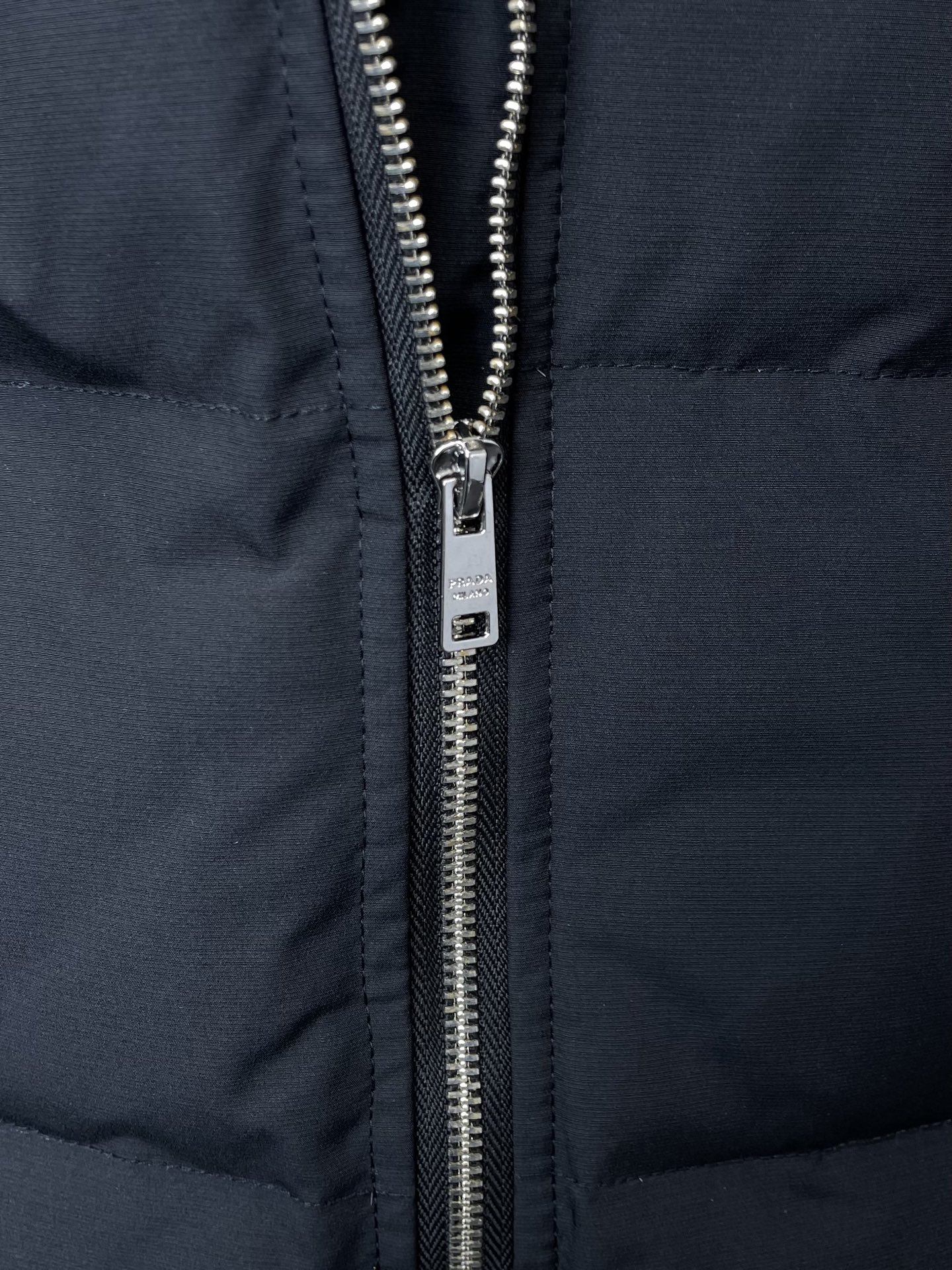 。羽绒服- Prada普拉达💥砸锅卖铁都要上的新款！最新时尚秋冬羽绒服。经典设计感与颜值爆棚的外套，品质