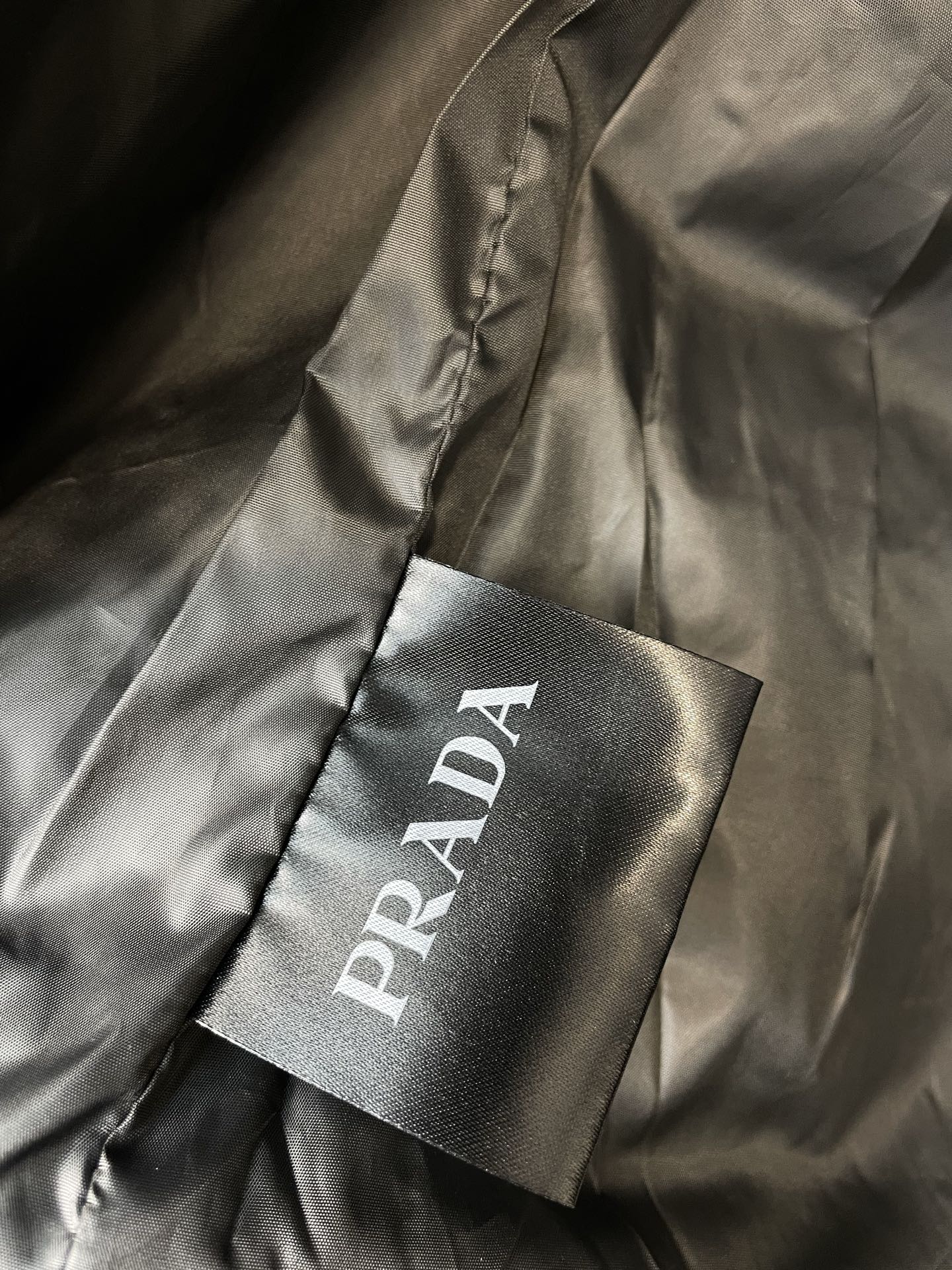 。羽绒服- Prada普拉达💥砸锅卖铁都要上的新款！最新时尚秋冬羽绒服。经典设计感与颜值爆棚的外套，品质