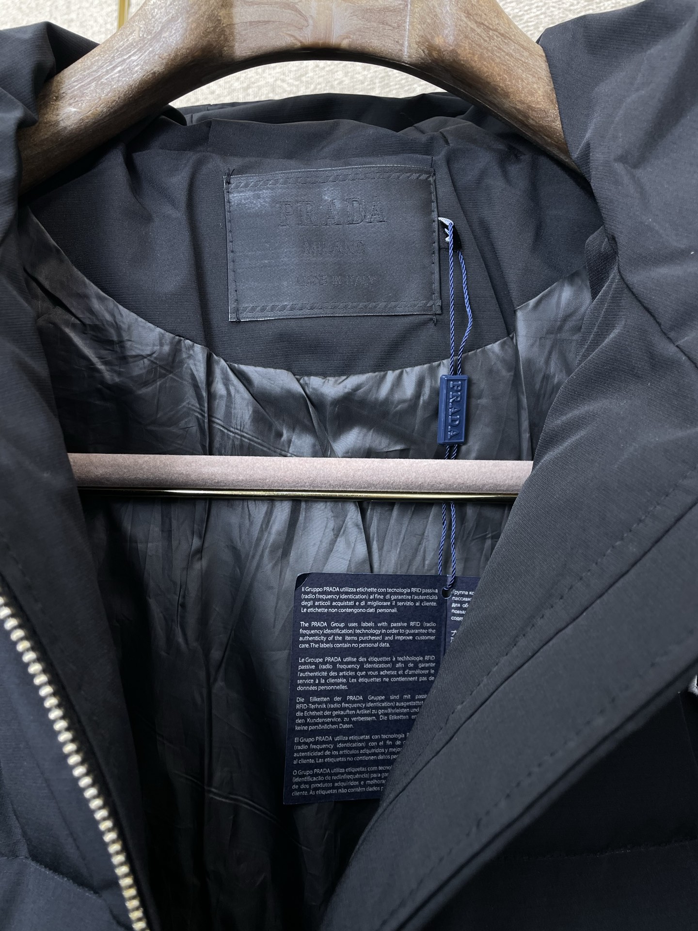 。羽绒服- Prada普拉达💥砸锅卖铁都要上的新款！最新时尚秋冬羽绒服。经典设计感与颜值爆棚的外套，品质