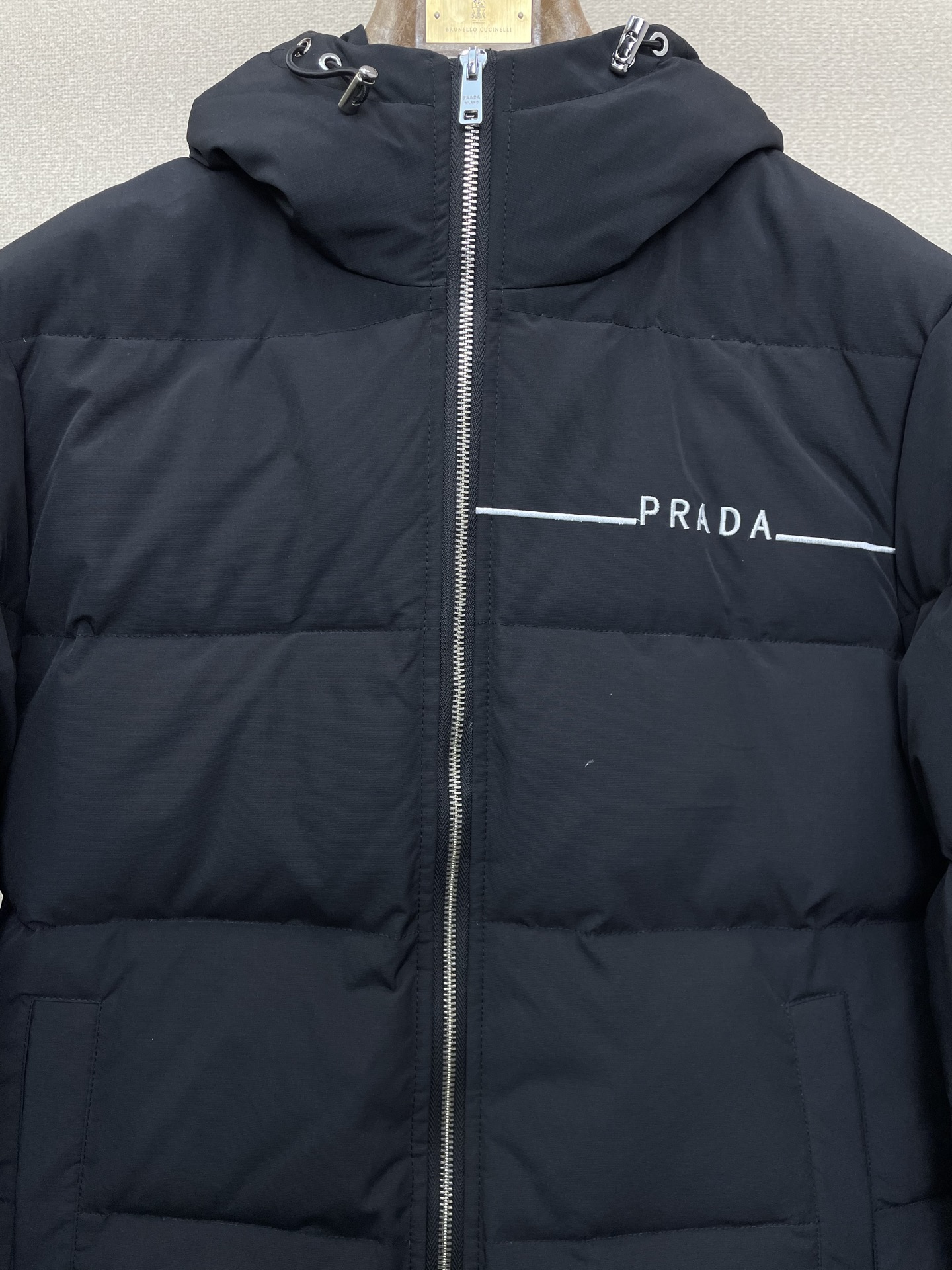 。羽绒服- Prada普拉达💥砸锅卖铁都要上的新款！最新时尚秋冬羽绒服。经典设计感与颜值爆棚的外套，品质