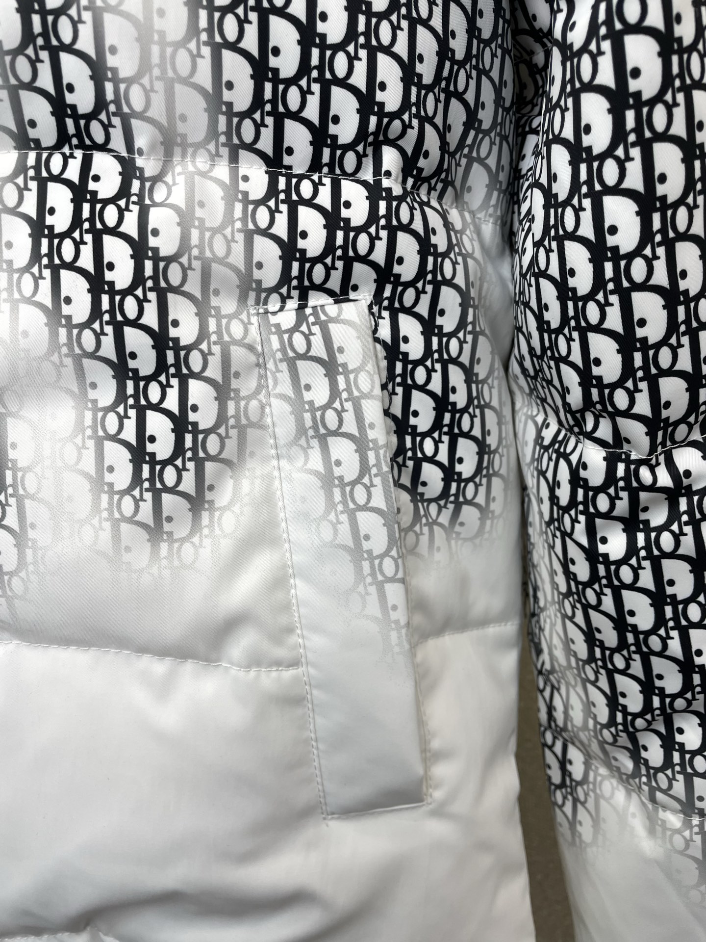 。羽绒服- Dior迪奥💥砸锅卖铁都要上的新款！最新时尚秋冬羽绒服。经典设计感与颜值爆棚的外套，品质更是