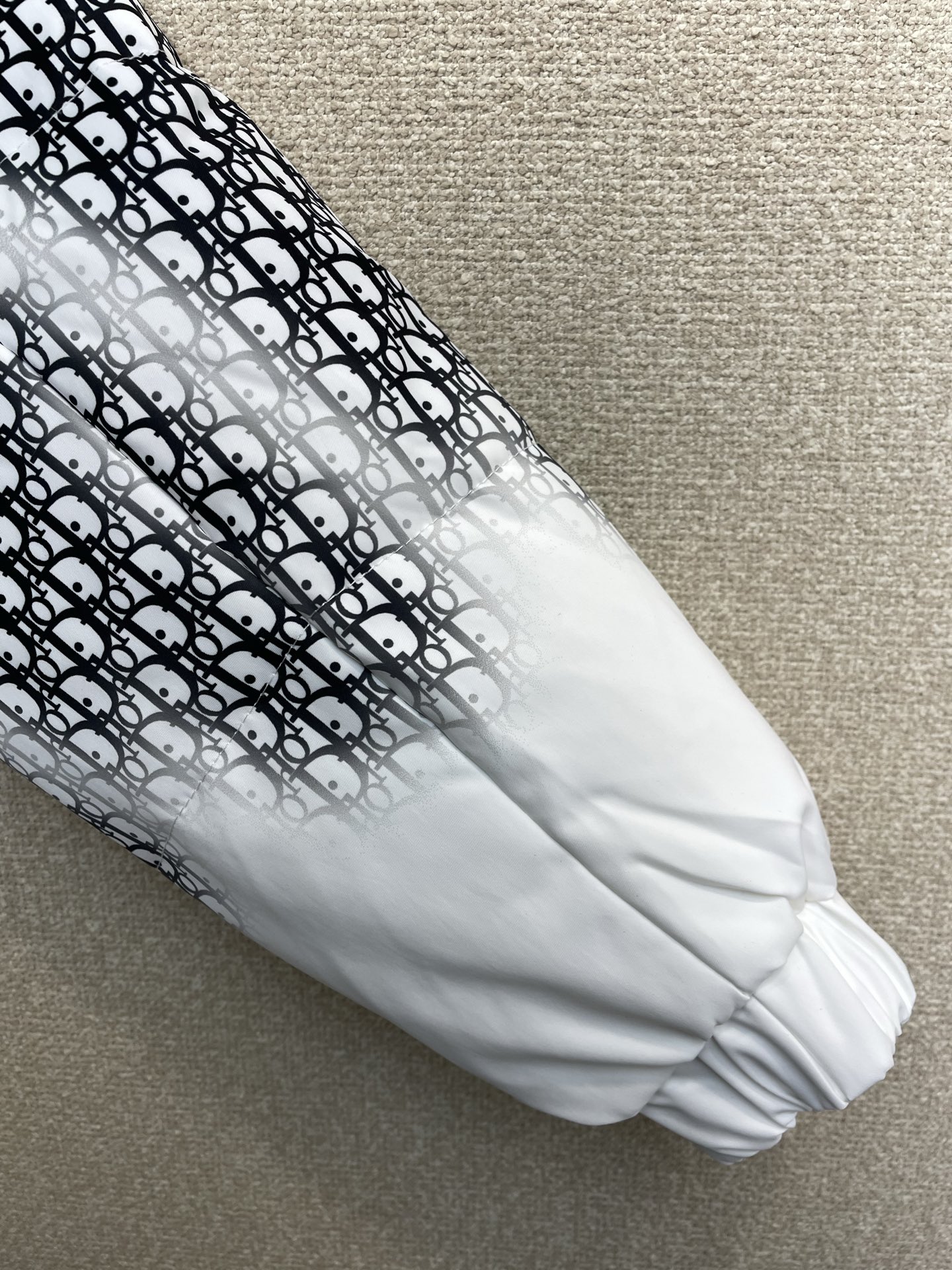 。羽绒服- Dior迪奥💥砸锅卖铁都要上的新款！最新时尚秋冬羽绒服。经典设计感与颜值爆棚的外套，品质更是