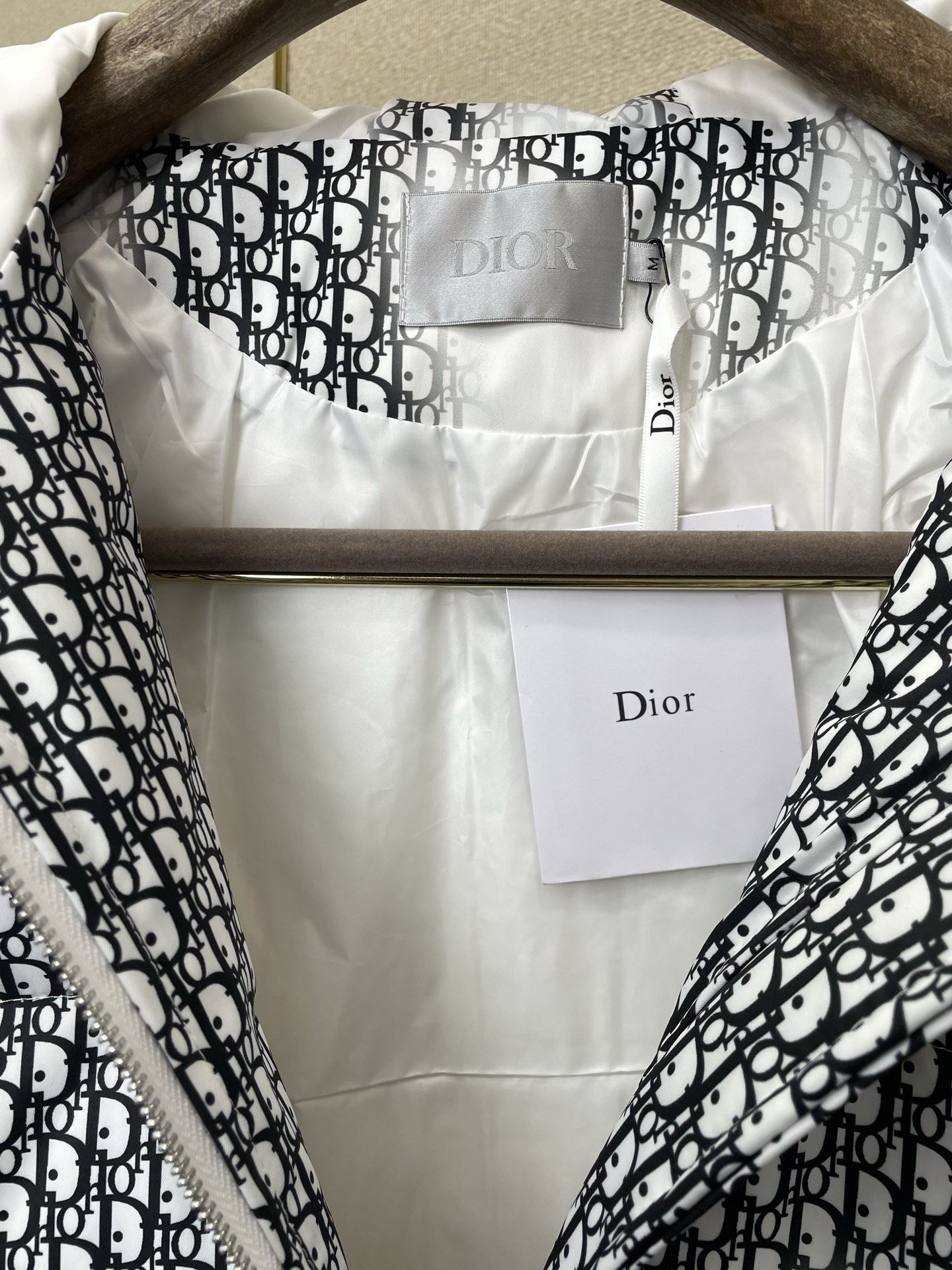 。羽绒服- Dior迪奥💥砸锅卖铁都要上的新款！最新时尚秋冬羽绒服。经典设计感与颜值爆棚的外套，品质更是