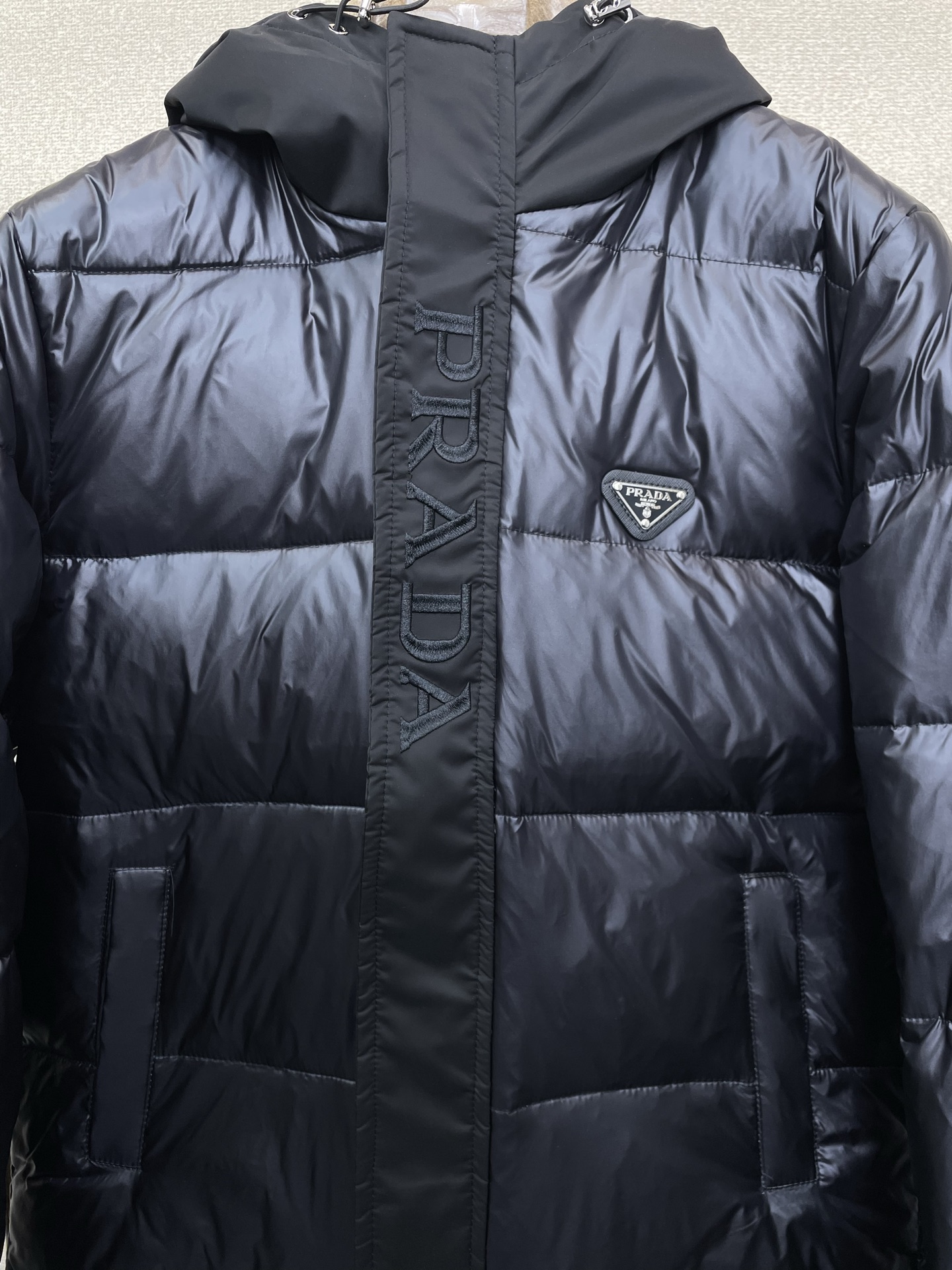。羽绒服- Prada普拉达💥砸锅卖铁都要上的新款！最新时尚秋冬羽绒服。经典设计感与颜值爆棚的外套，品质