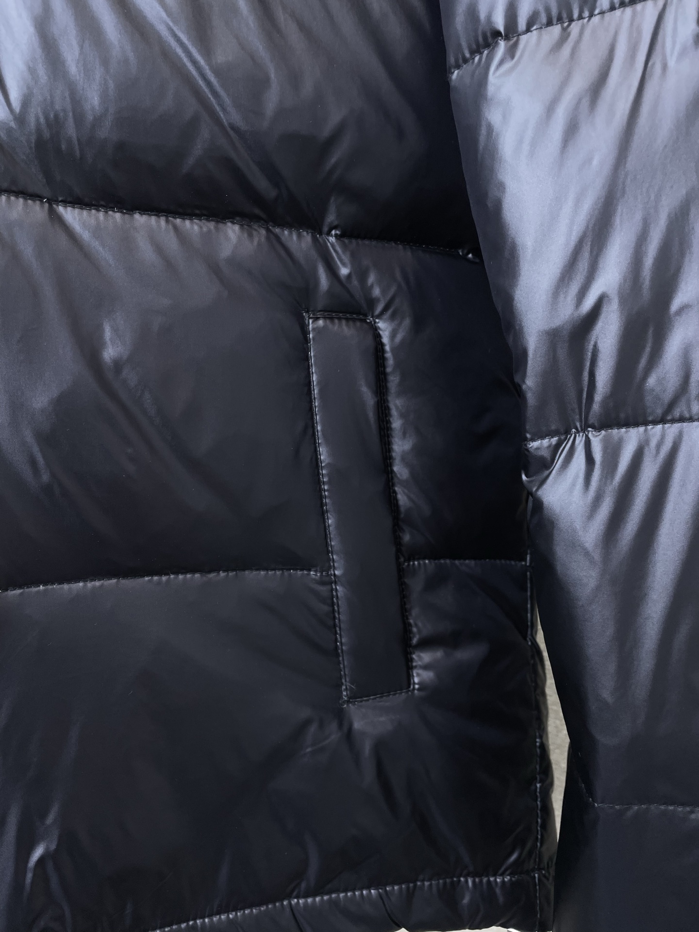 。羽绒服- Prada普拉达💥砸锅卖铁都要上的新款！最新时尚秋冬羽绒服。经典设计感与颜值爆棚的外套，品质