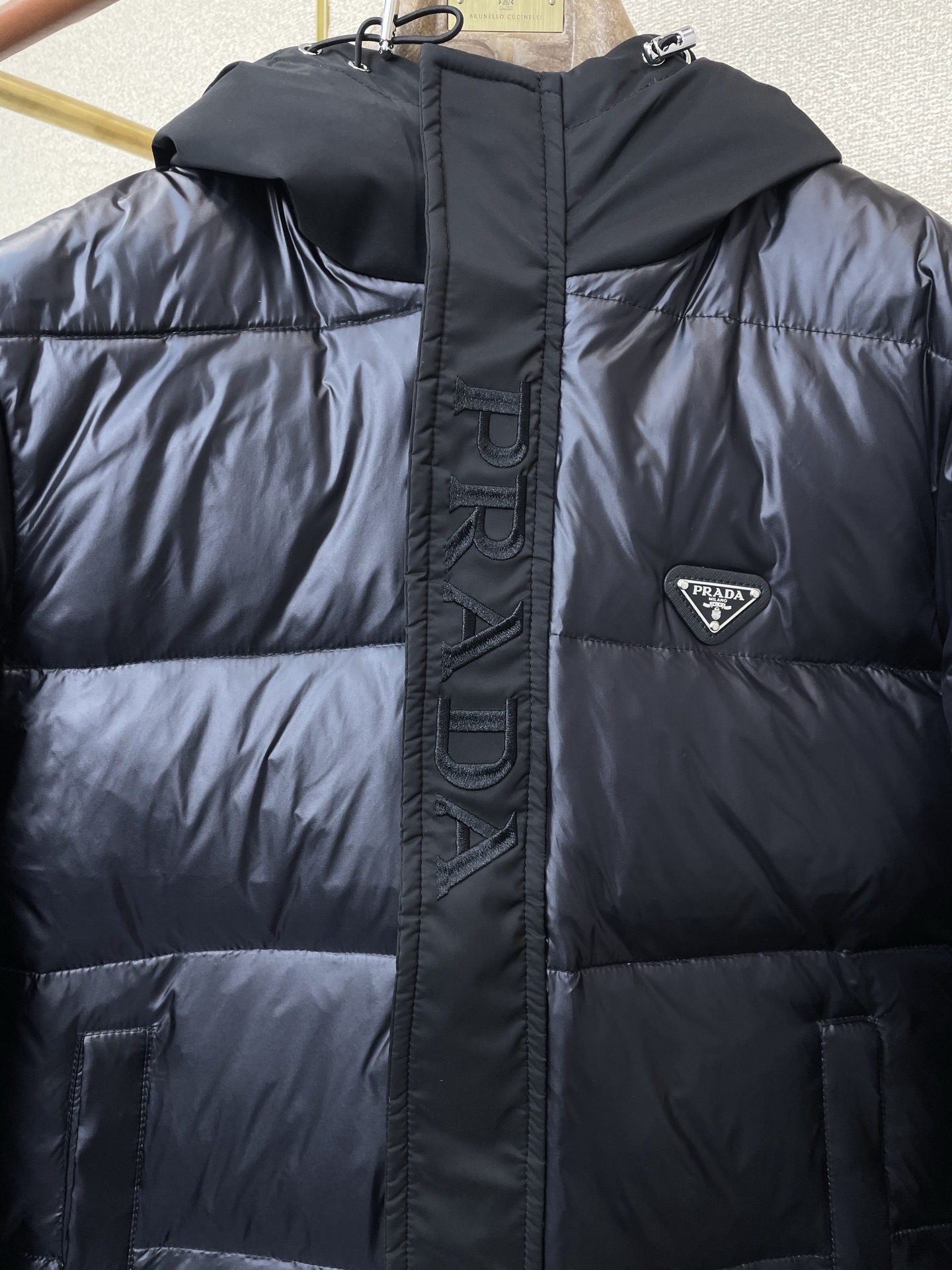 。羽绒服- Prada普拉达💥砸锅卖铁都要上的新款！最新时尚秋冬羽绒服。经典设计感与颜值爆棚的外套，品质