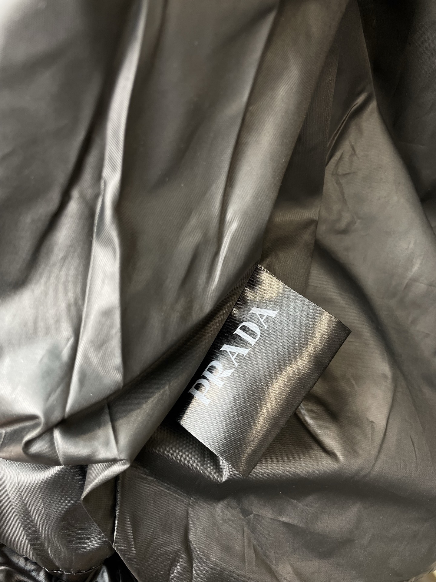 。羽绒服- Prada普拉达💥砸锅卖铁都要上的新款！最新时尚秋冬羽绒服。经典设计感与颜值爆棚的外套，品质