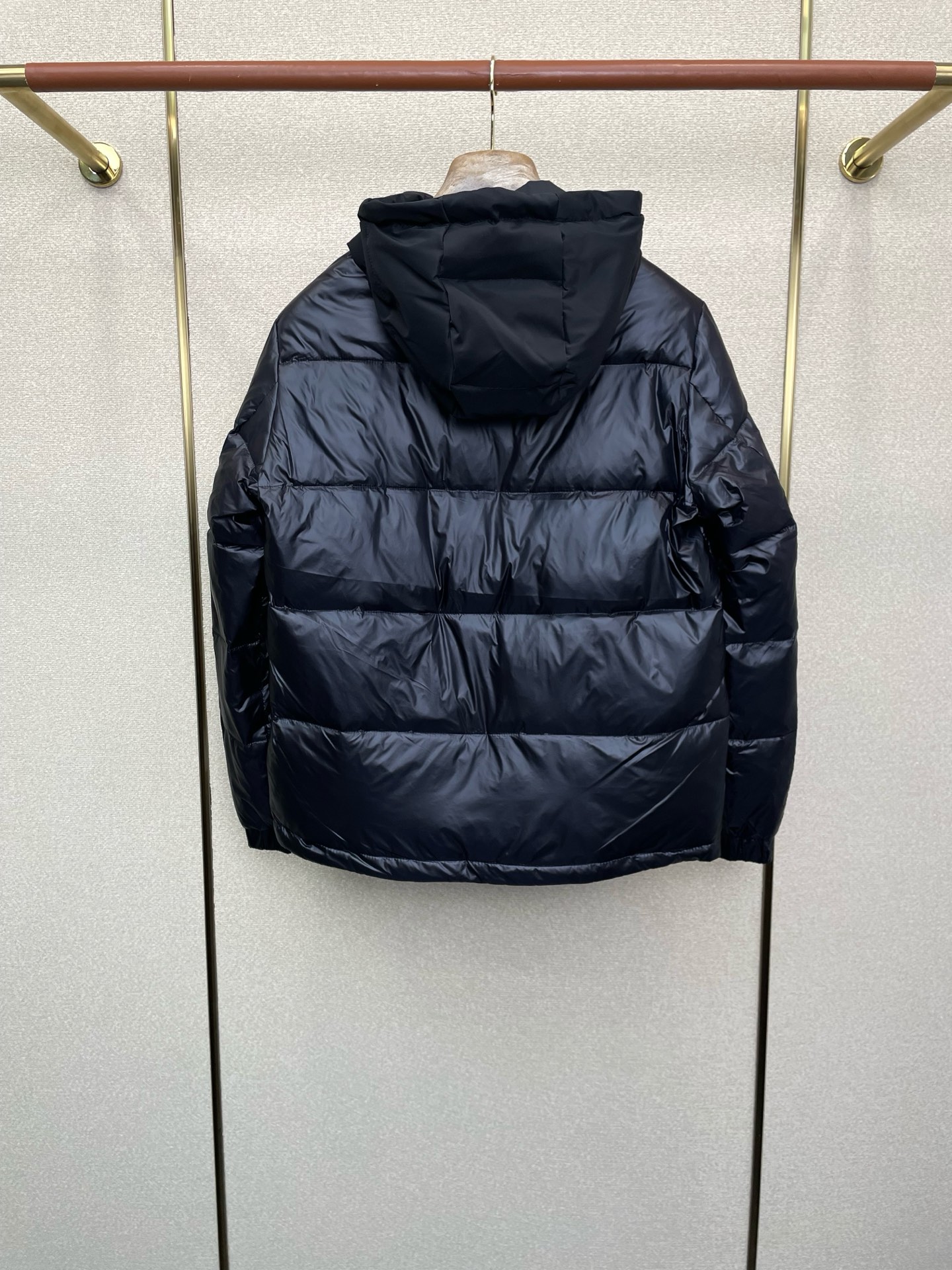 。羽绒服- Prada普拉达💥砸锅卖铁都要上的新款！最新时尚秋冬羽绒服。经典设计感与颜值爆棚的外套，品质