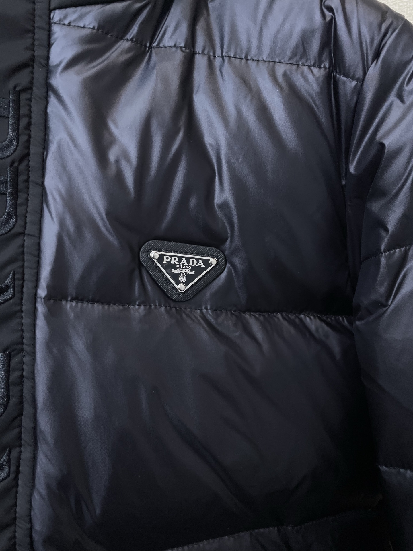 。羽绒服- Prada普拉达💥砸锅卖铁都要上的新款！最新时尚秋冬羽绒服。经典设计感与颜值爆棚的外套，品质