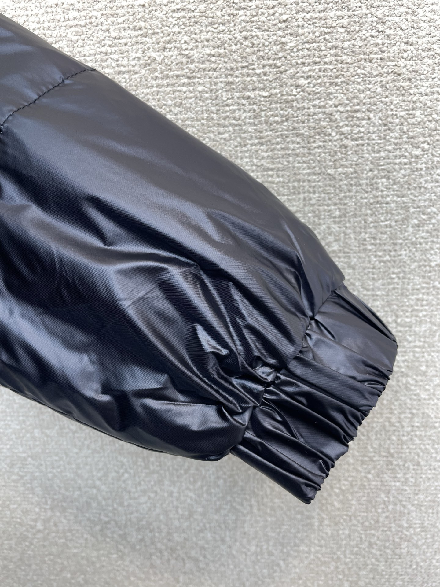 。羽绒服- Prada普拉达💥砸锅卖铁都要上的新款！最新时尚秋冬羽绒服。经典设计感与颜值爆棚的外套，品质