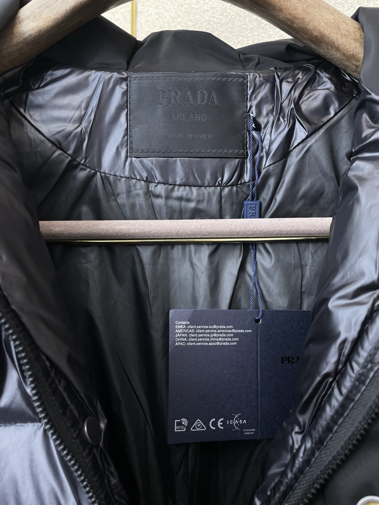 。羽绒服- Prada普拉达💥砸锅卖铁都要上的新款！最新时尚秋冬羽绒服。经典设计感与颜值爆棚的外套，品质