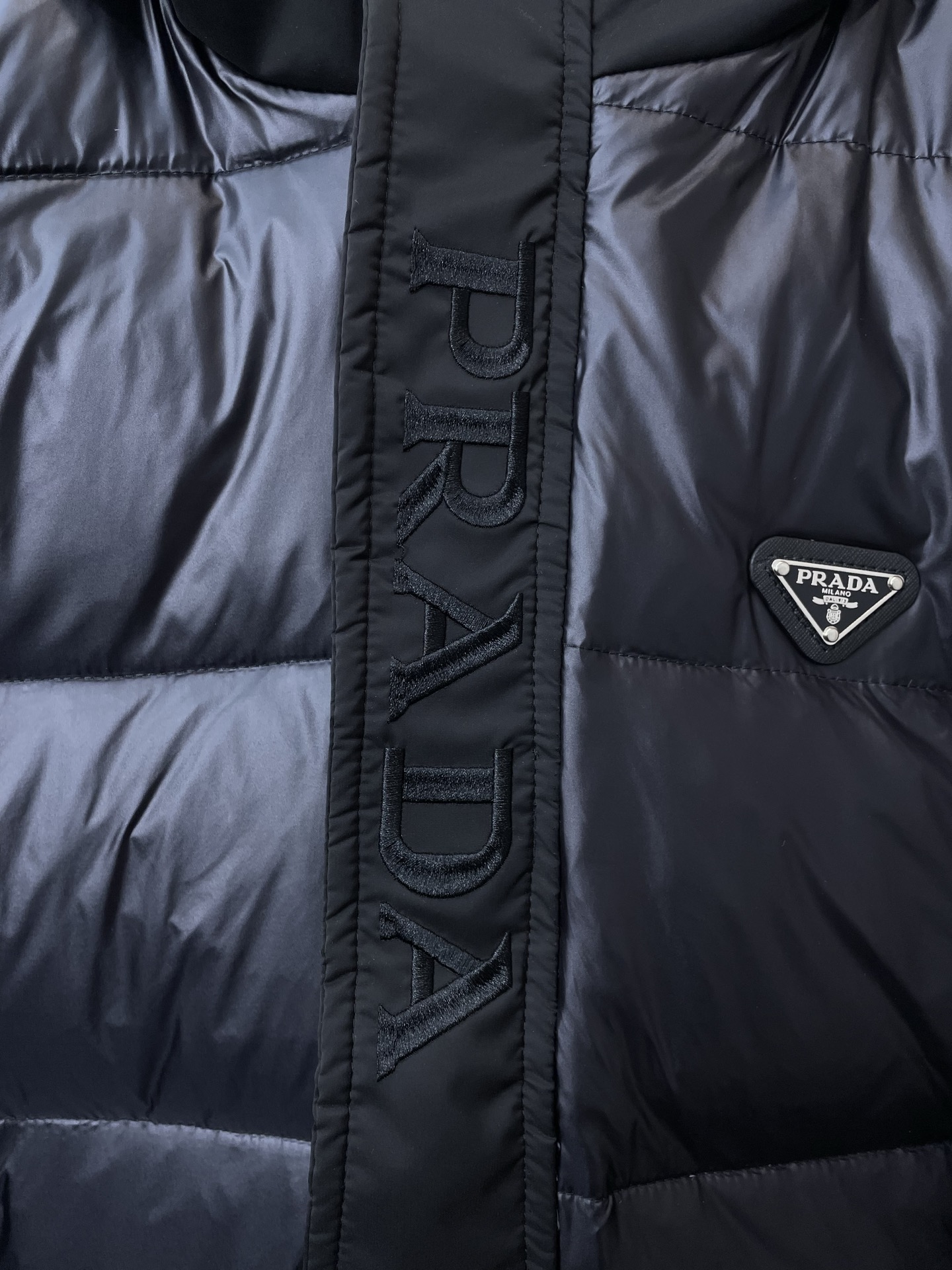 。羽绒服- Prada普拉达💥砸锅卖铁都要上的新款！最新时尚秋冬羽绒服。经典设计感与颜值爆棚的外套，品质