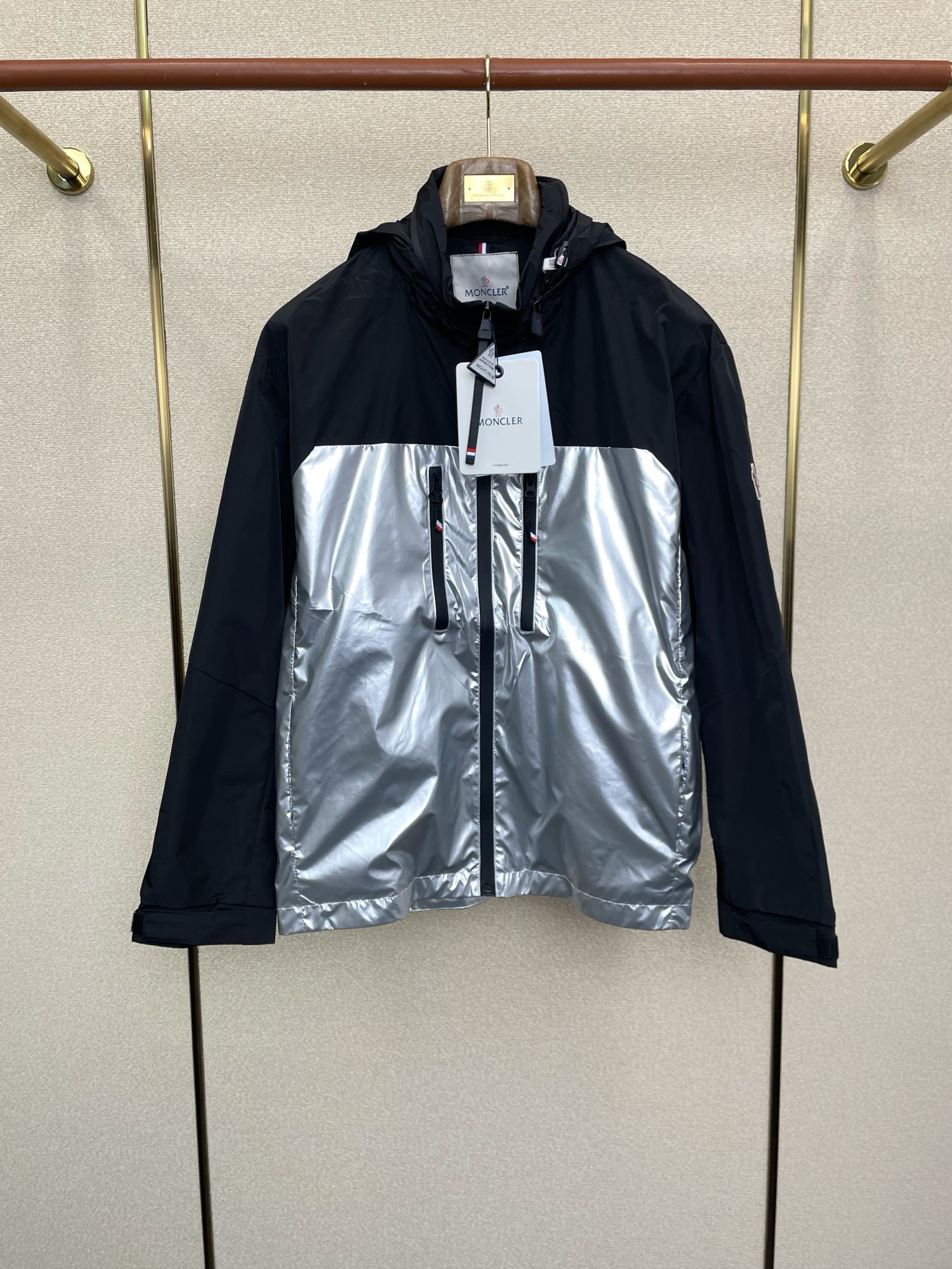 NO:613975,.Moncler’s new style is a must-have for everyone! The latest fashionable hooded jacket. A jacket with classic design and great looks. The quality is impeccable and you can buy it directly due to quality control. It is a high-end product that cannot be faulted! You can feel its powerful aura through the detailed pictures. It has a remarkable effect of gathering heat and keeping warm, so you don’t have to worry about getting a little chilly! Both fashionable and functional, the whole style looks more luxurious! Size M-3XL,,Moncler,jackets & coats,jackets & coats,hats,alexander wang19860909.Moncler蒙口砸锅卖铁都要上的新款！最新时尚连帽夹克 经典设计感与颜值爆棚的外套,品质更是无法挑剔品控可以直接入手,不容过错的高端臻品！通过细节图片便可感受到它强悍的气场,聚温保暖效果显著,完全不用担心会有一点寒意！时尚与功能性兼备,整款显得更加的奢华大气！ 尺码M-3XL,,Moncler,jackets & coats,jackets & coats,hats,alexander wang,Men's clothing