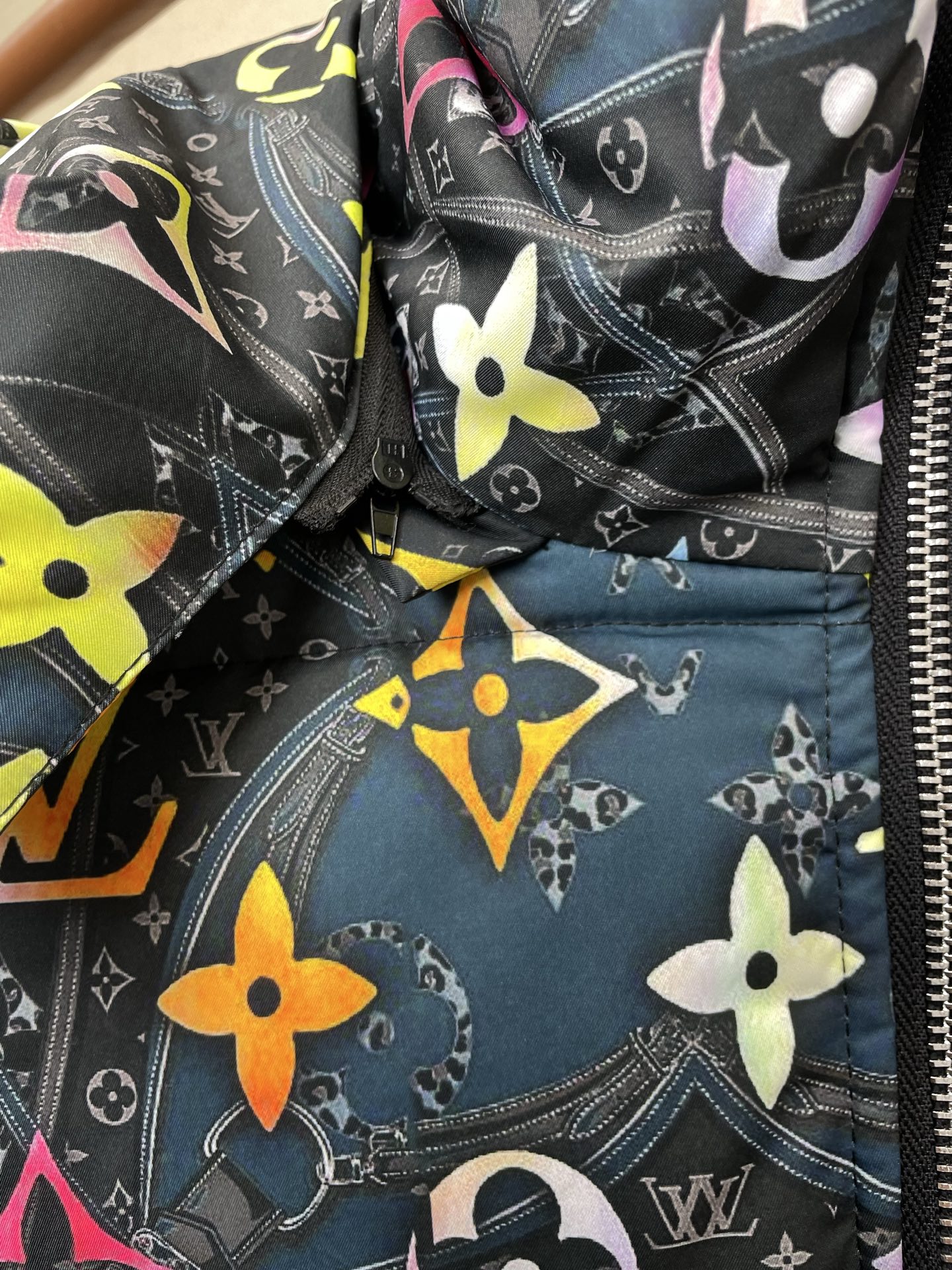 。羽绒服-Louis Vuitton路易威登💥砸锅卖铁都要上的新款！最新时尚连帽羽绒服。经典设计感与颜值