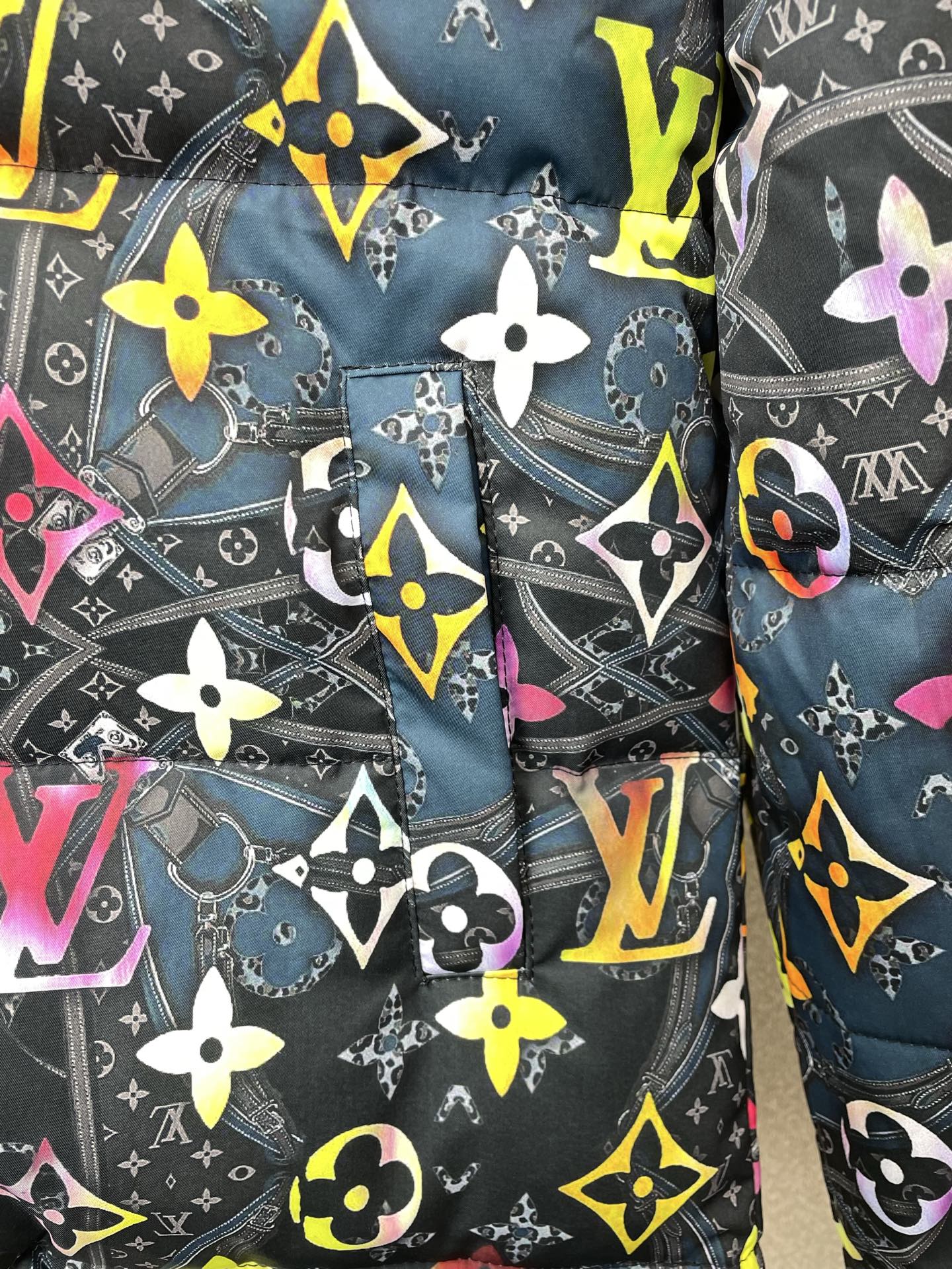 。羽绒服-Louis Vuitton路易威登💥砸锅卖铁都要上的新款！最新时尚连帽羽绒服。经典设计感与颜值