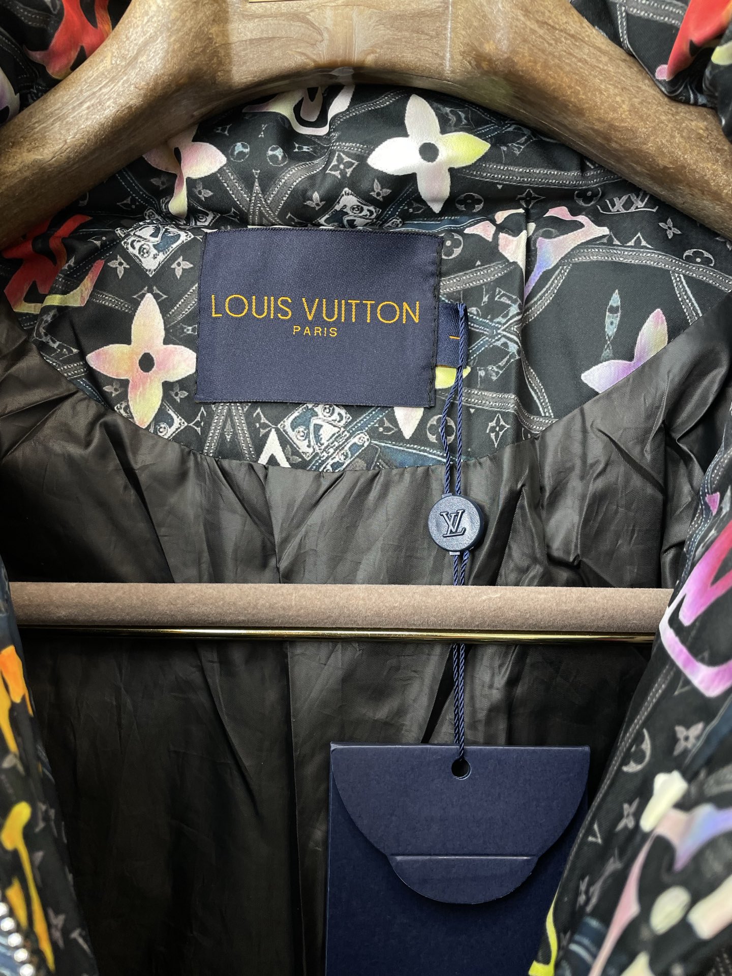 。羽绒服-Louis Vuitton路易威登💥砸锅卖铁都要上的新款！最新时尚连帽羽绒服。经典设计感与颜值