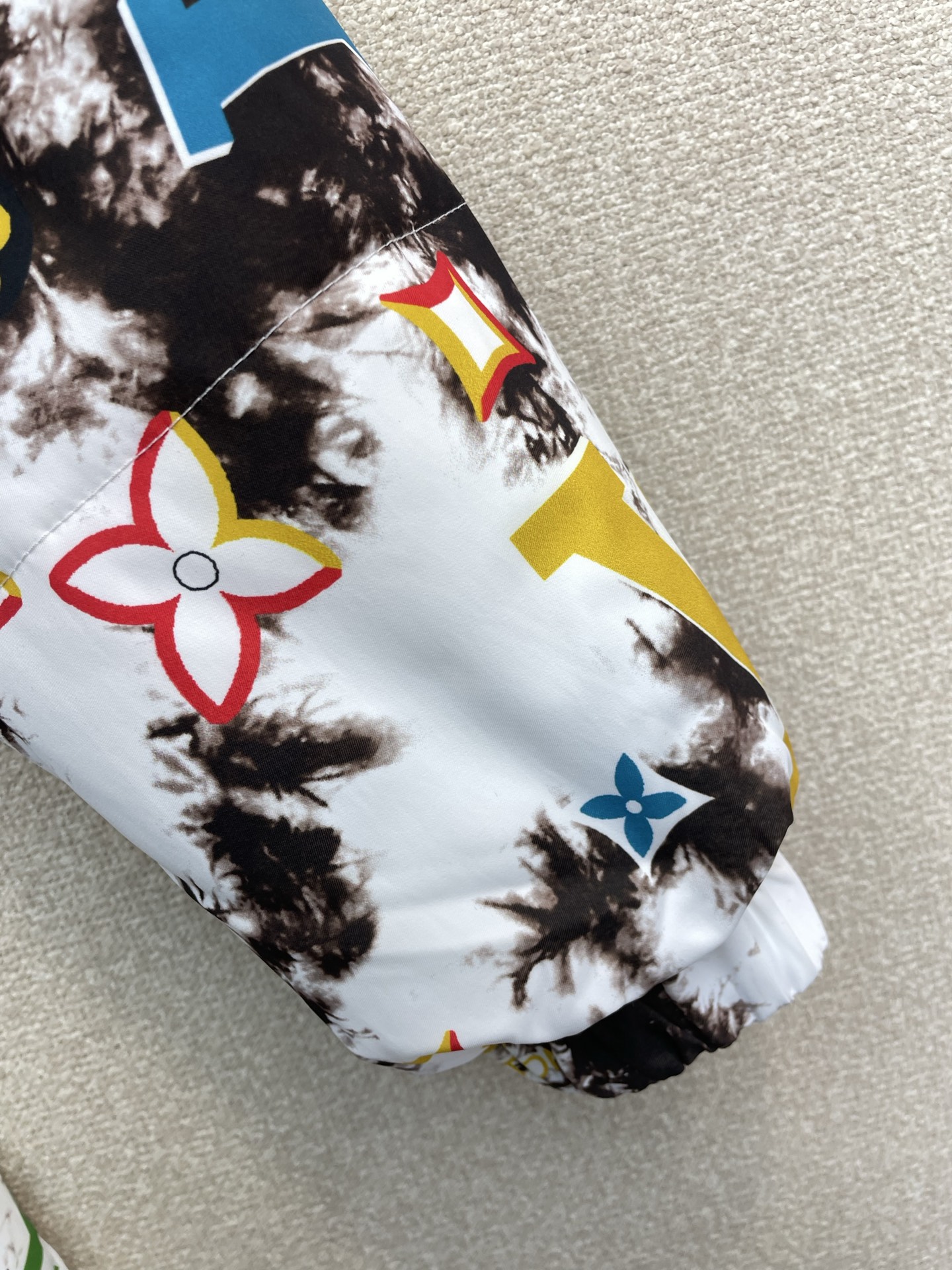 。羽绒服-Louis Vuitton路易威登💥砸锅卖铁都要上的新款！最新时尚连帽羽绒服。经典设计感与颜值