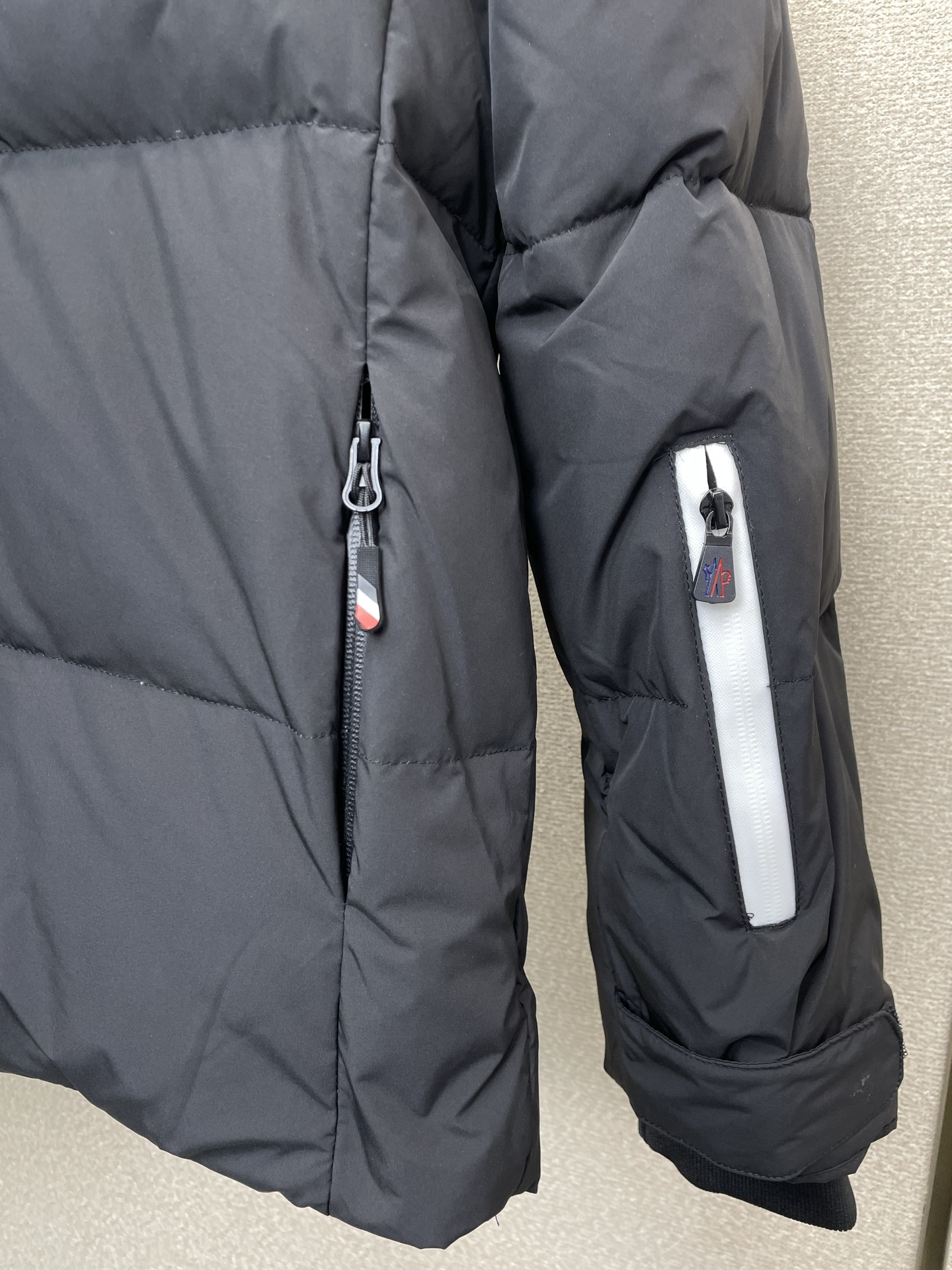 。羽绒服-Moncler蒙口💥砸锅卖铁都要上的新款！最新时尚羽绒服。经典设计感与颜值爆棚的外套，品质更是